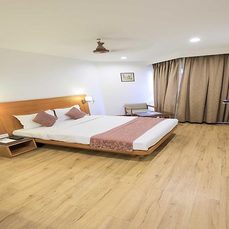 Palette Hotel Surya Vadodara Eksteriør billede