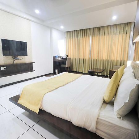 Palette Hotel Surya Vadodara Eksteriør billede