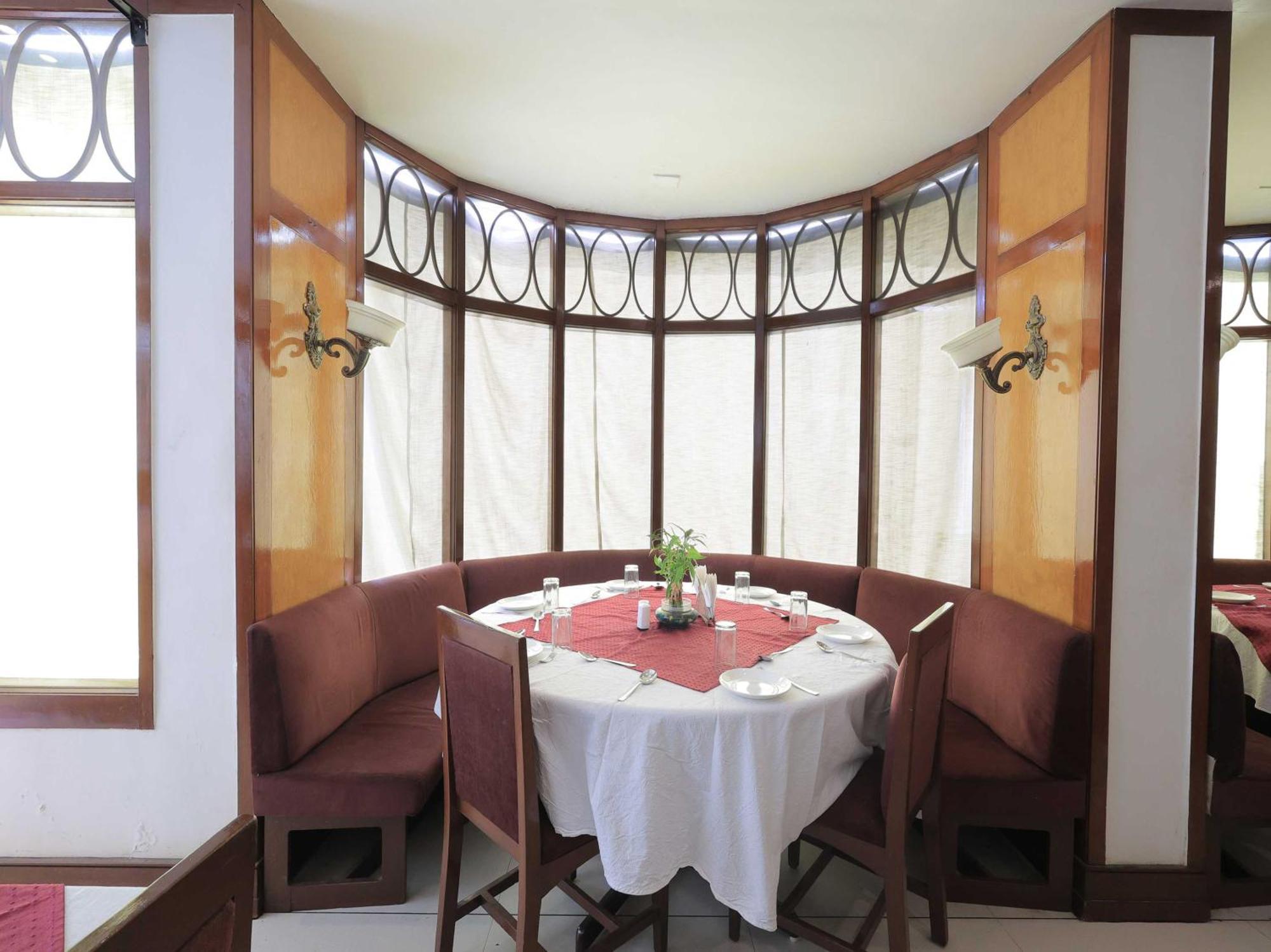 Palette Hotel Surya Vadodara Eksteriør billede