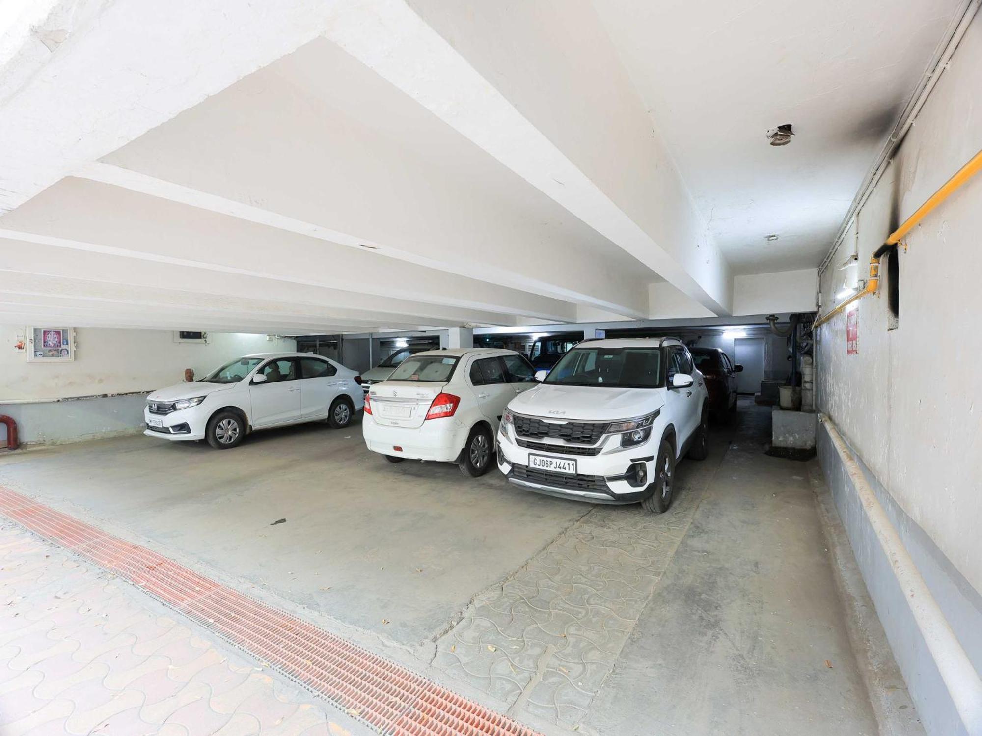 Palette Hotel Surya Vadodara Eksteriør billede