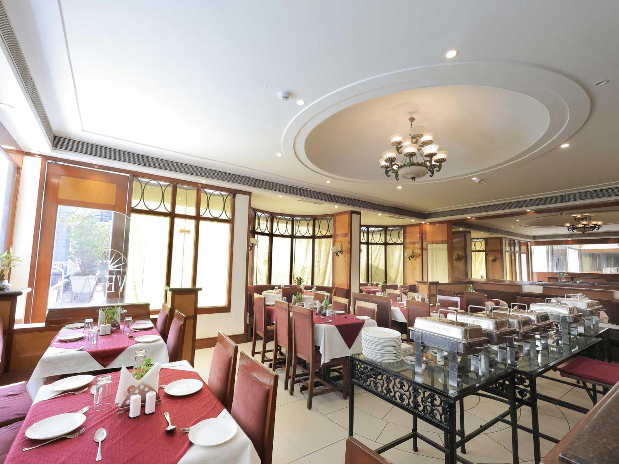 Palette Hotel Surya Vadodara Eksteriør billede