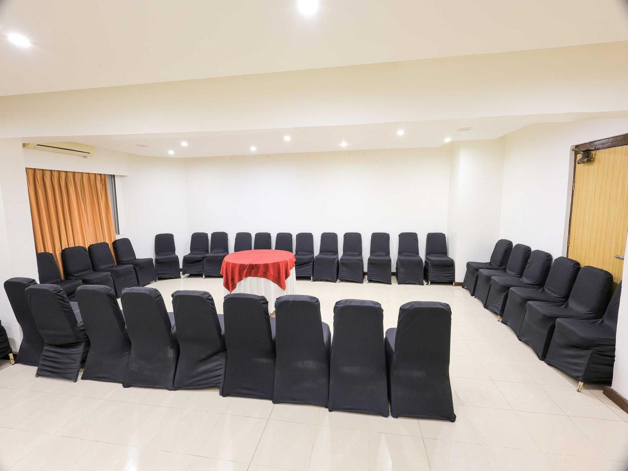 Palette Hotel Surya Vadodara Eksteriør billede