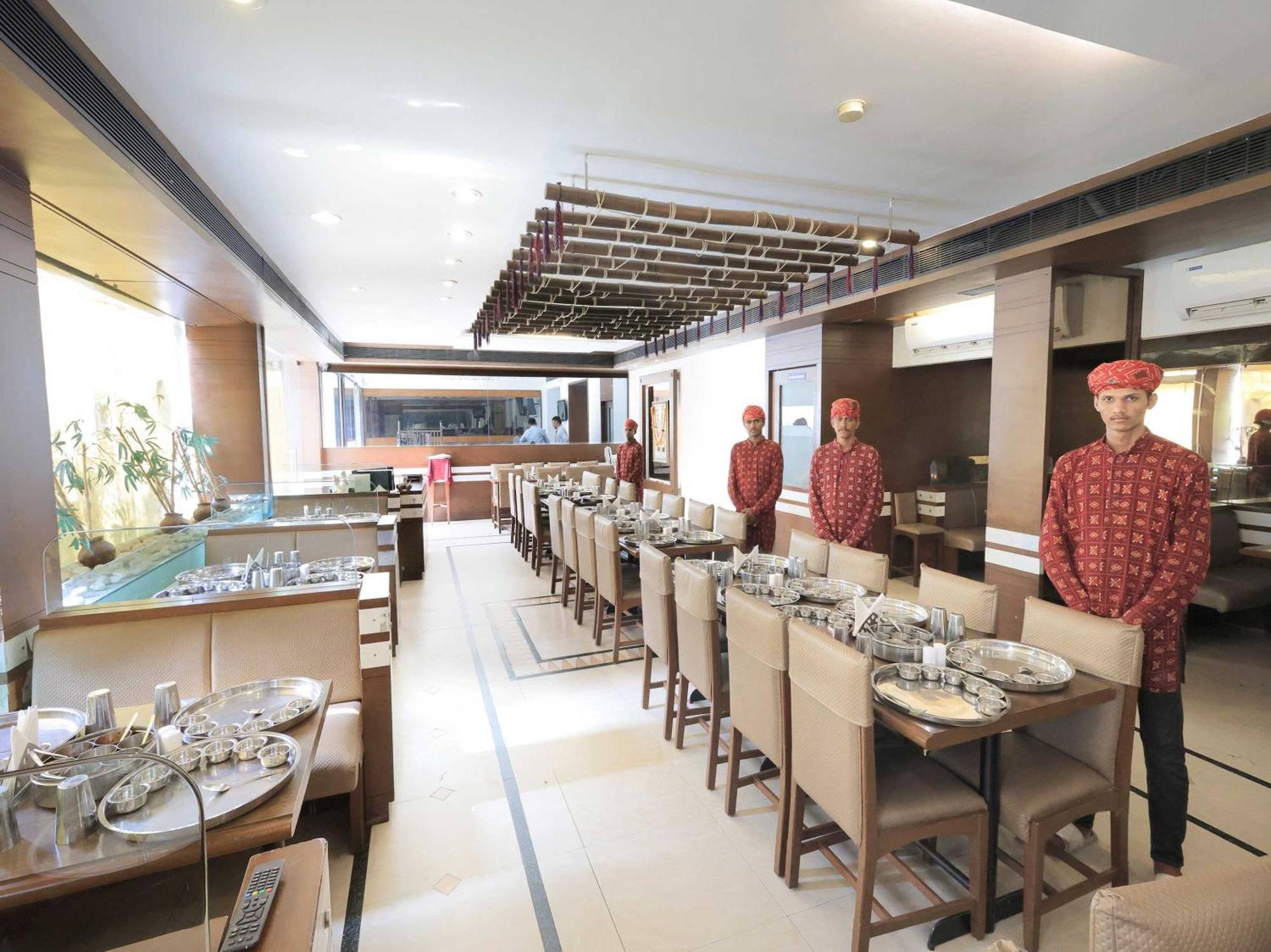 Palette Hotel Surya Vadodara Eksteriør billede