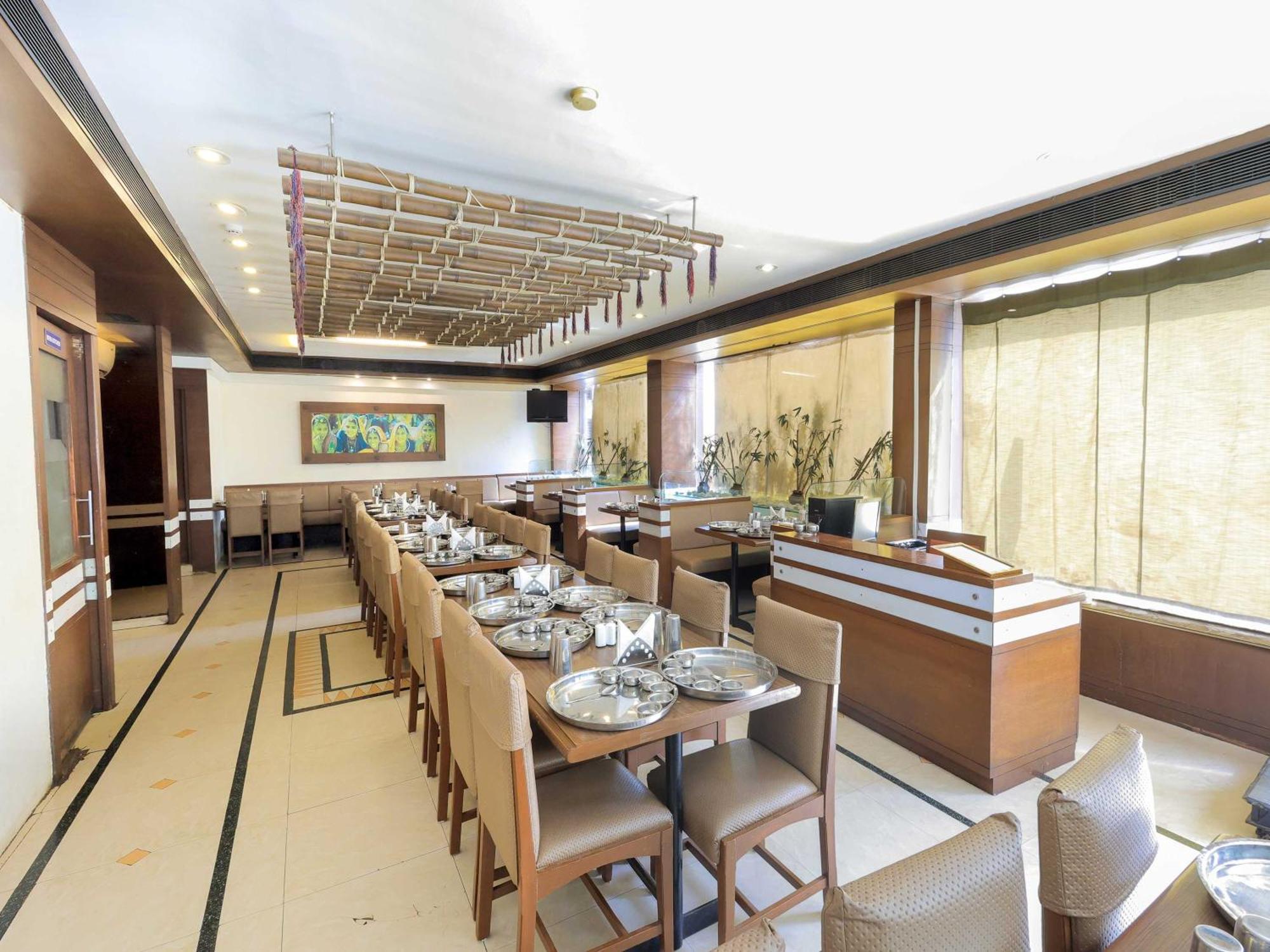 Palette Hotel Surya Vadodara Eksteriør billede