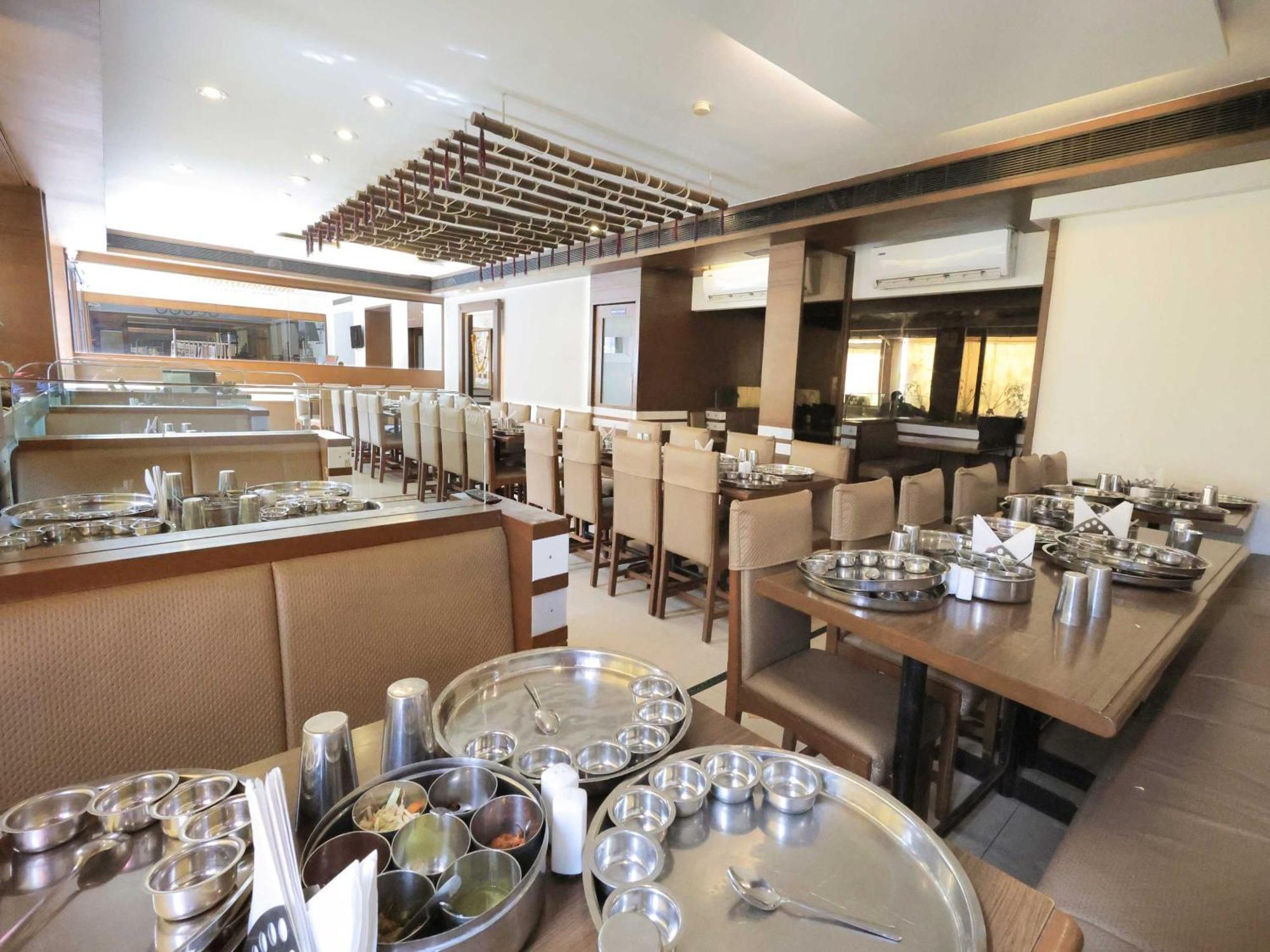 Palette Hotel Surya Vadodara Eksteriør billede