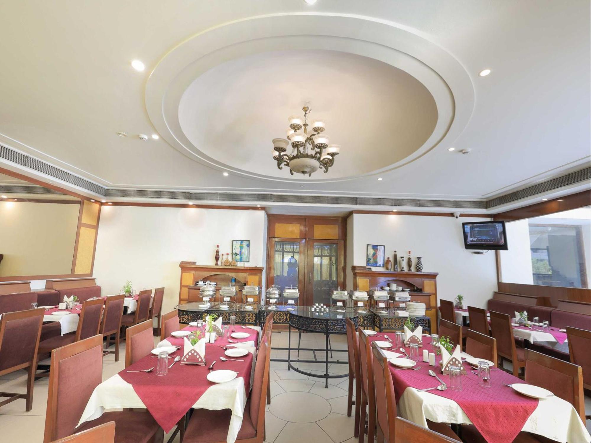 Palette Hotel Surya Vadodara Eksteriør billede