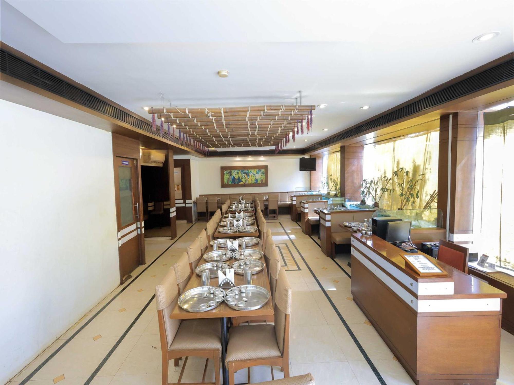 Palette Hotel Surya Vadodara Eksteriør billede