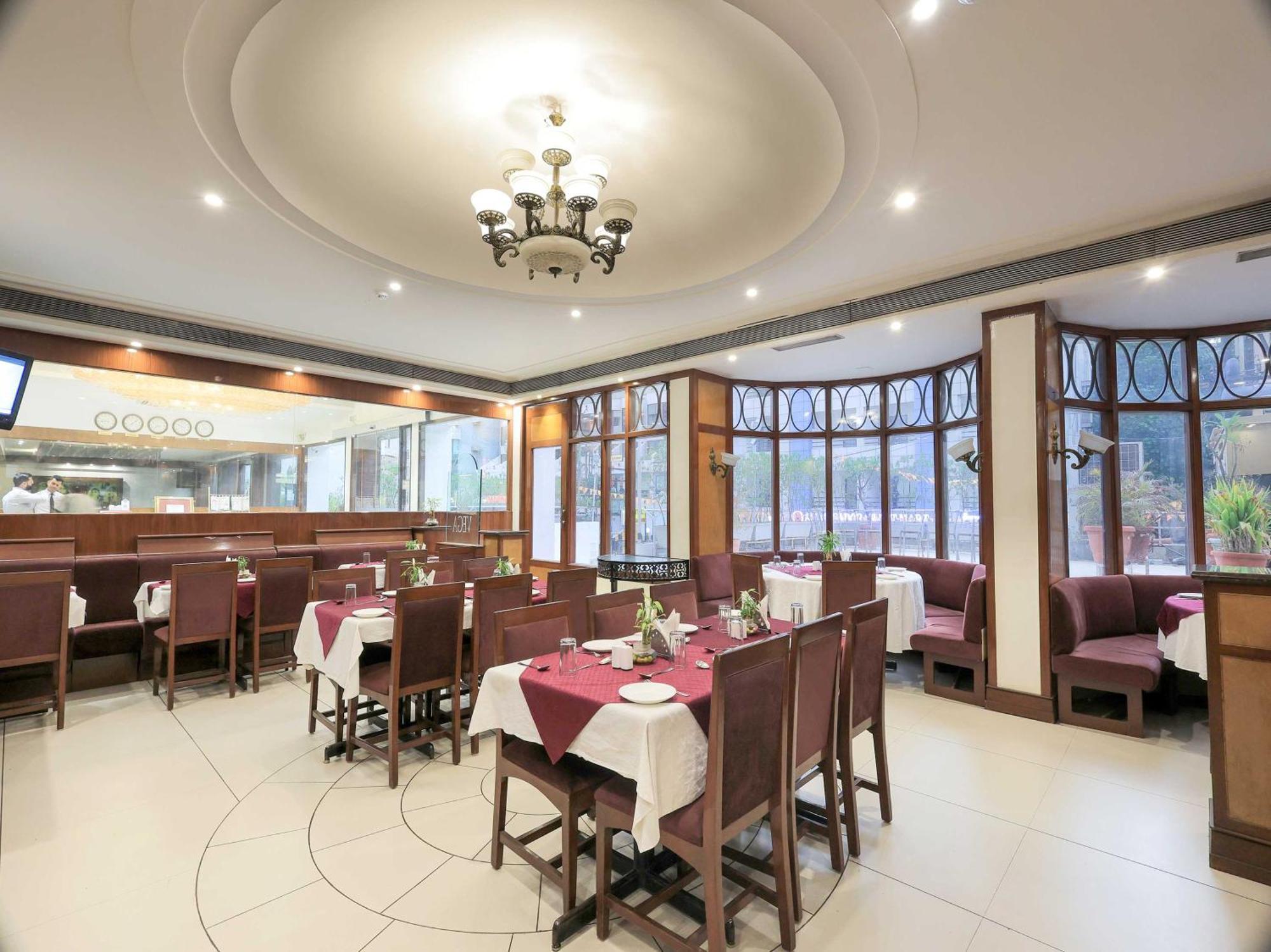 Palette Hotel Surya Vadodara Eksteriør billede