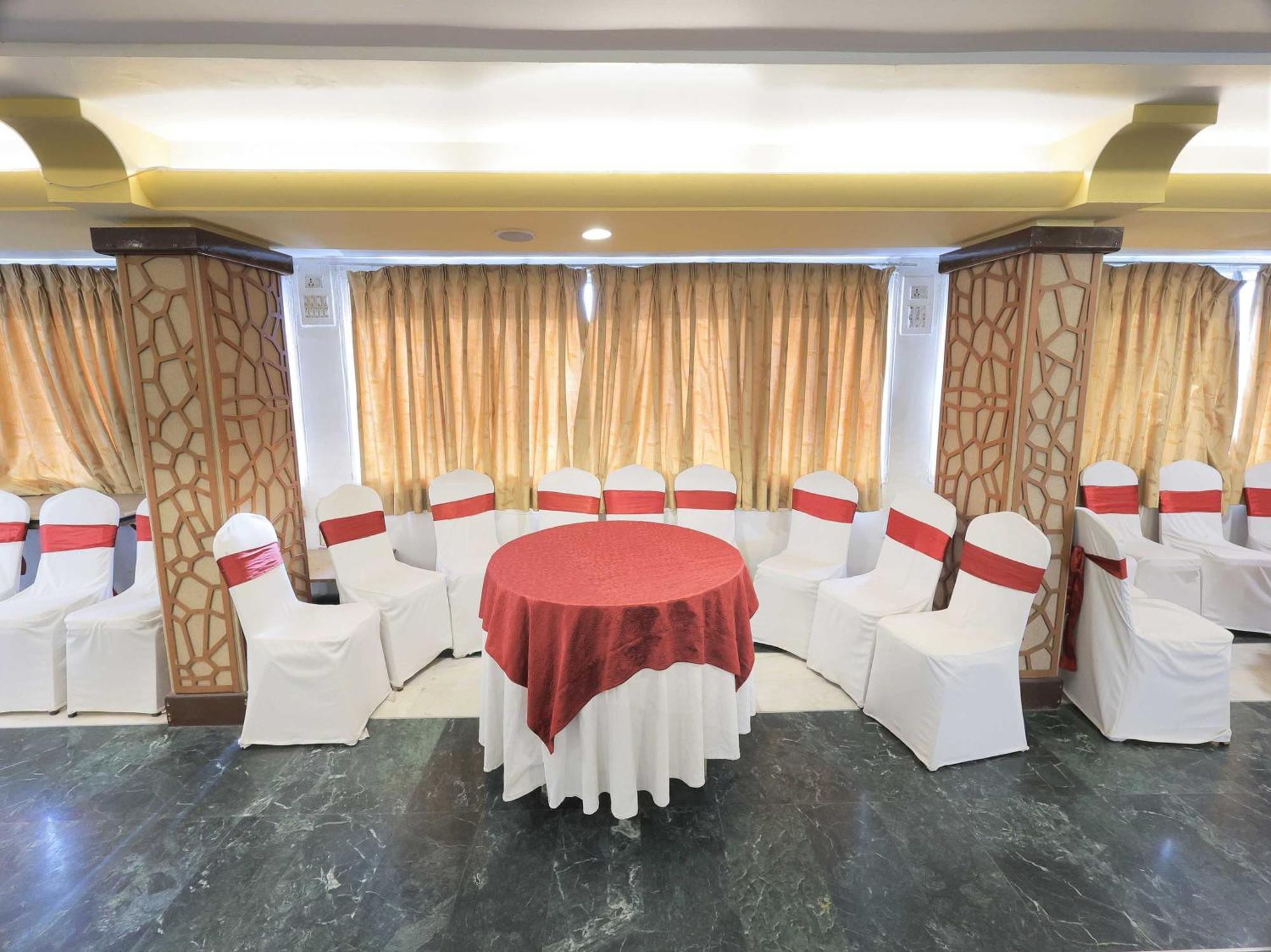 Palette Hotel Surya Vadodara Eksteriør billede
