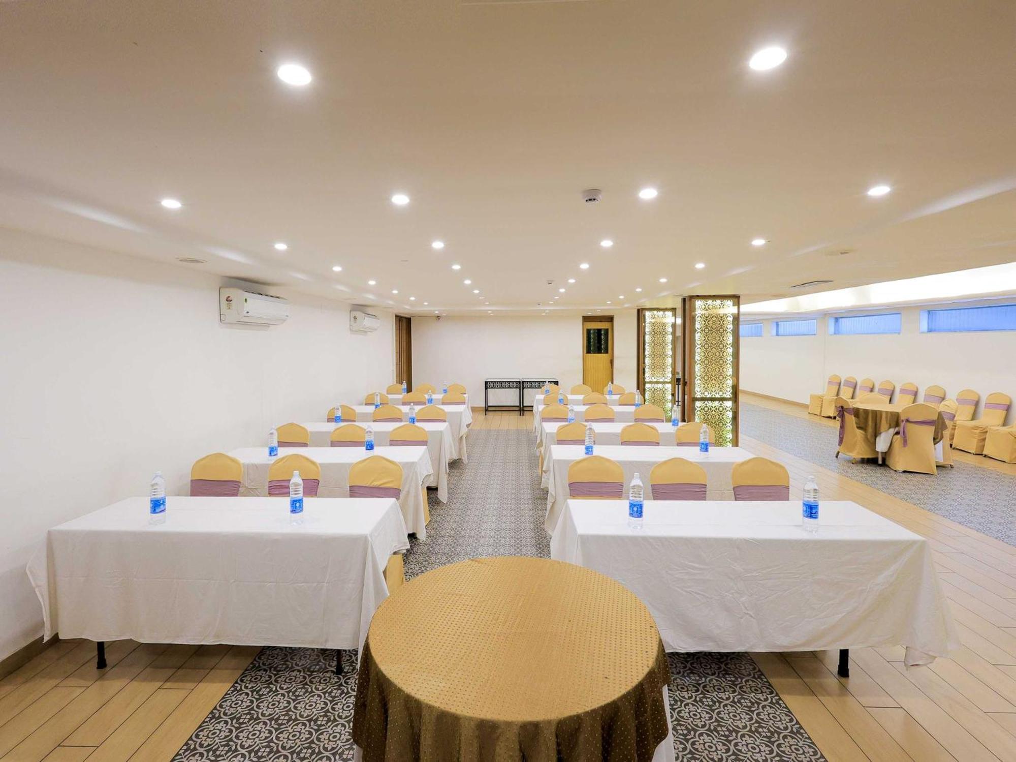 Palette Hotel Surya Vadodara Eksteriør billede