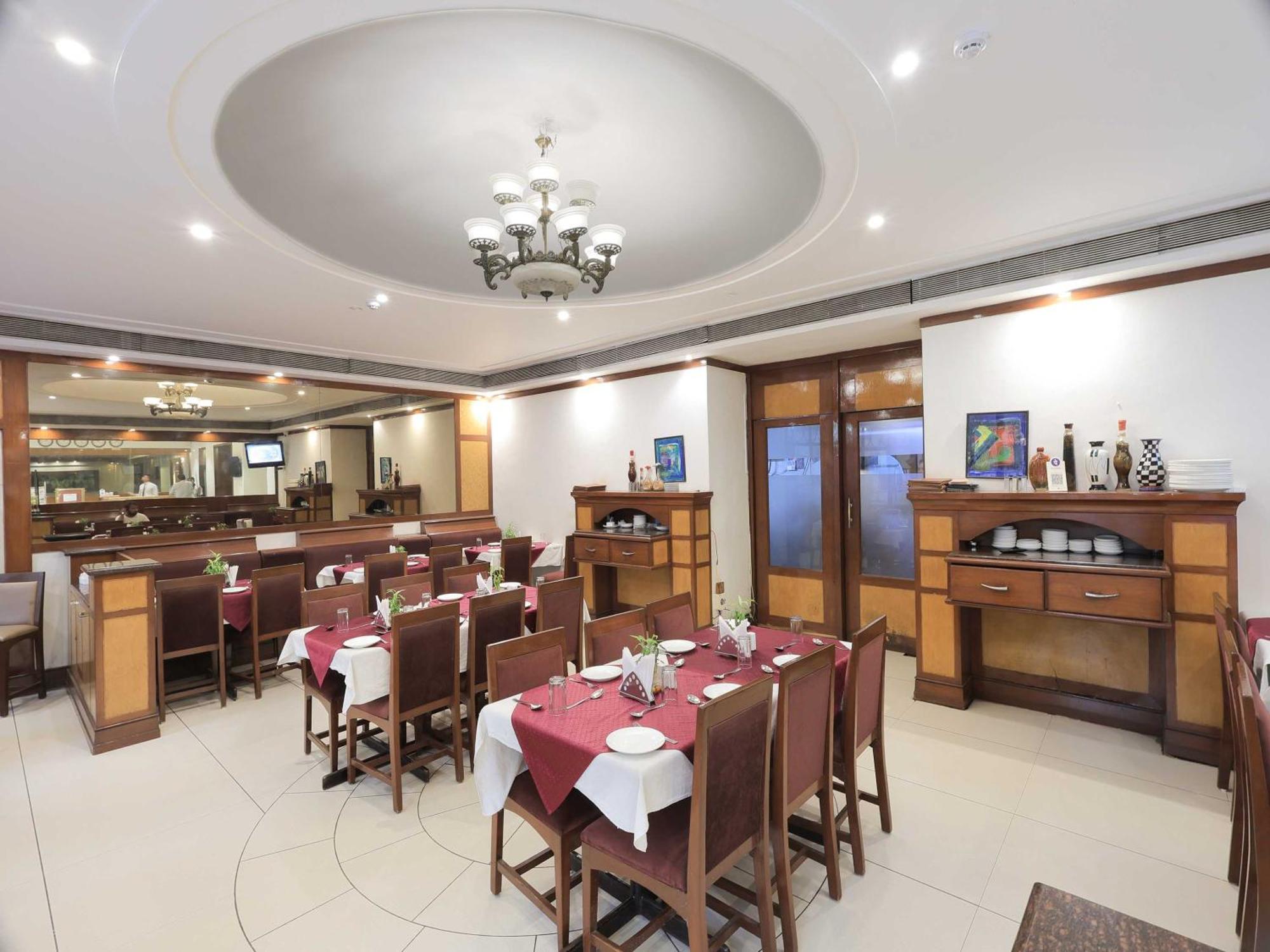Palette Hotel Surya Vadodara Eksteriør billede