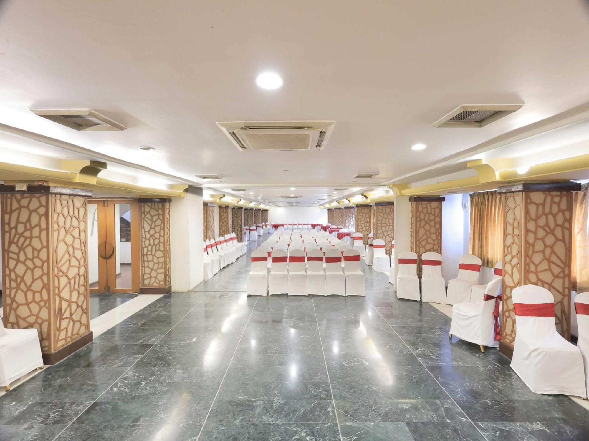 Palette Hotel Surya Vadodara Eksteriør billede
