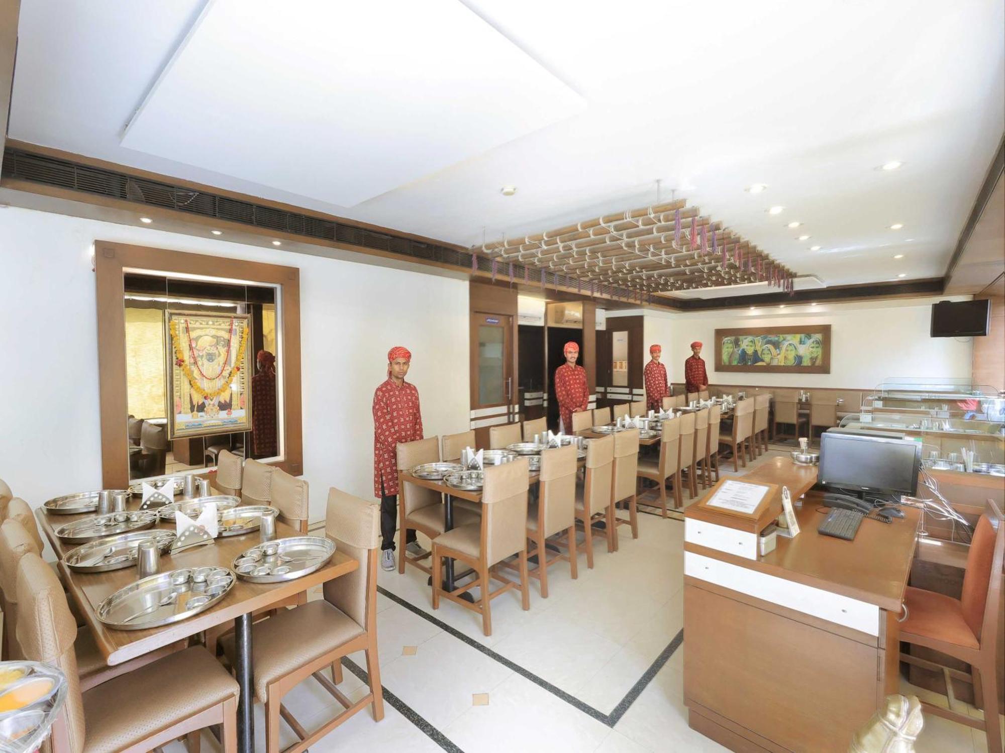 Palette Hotel Surya Vadodara Eksteriør billede