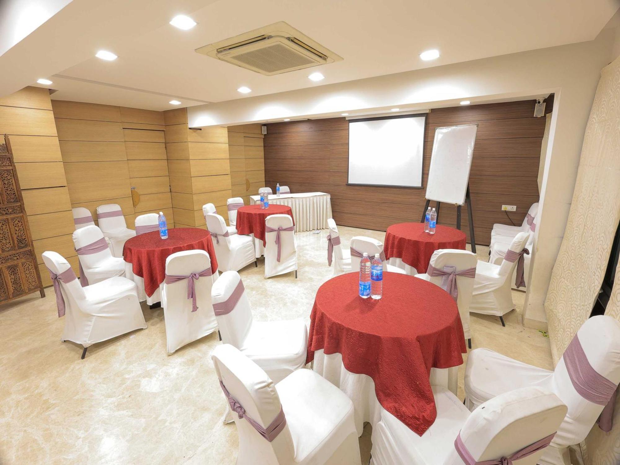 Palette Hotel Surya Vadodara Eksteriør billede