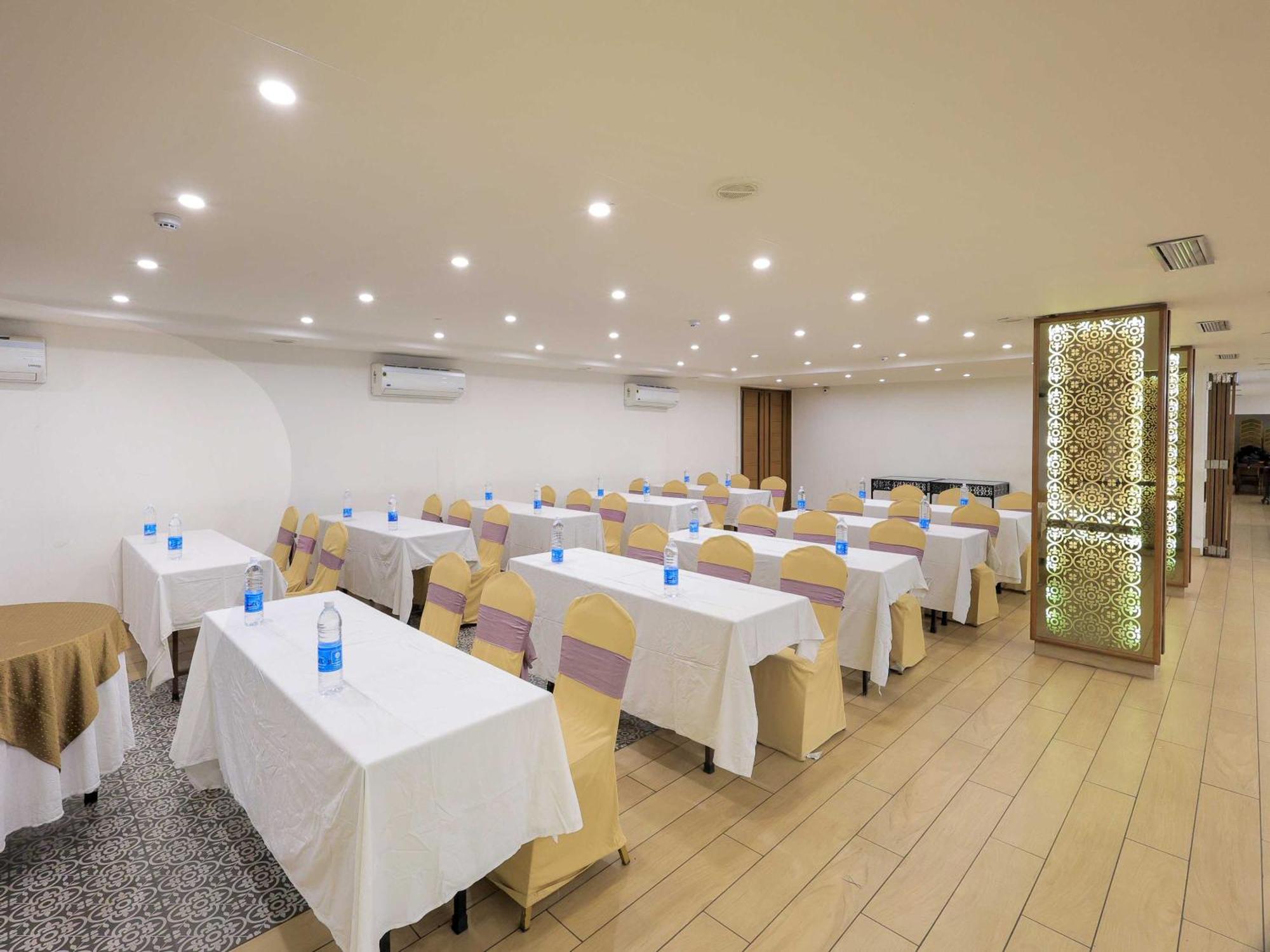 Palette Hotel Surya Vadodara Eksteriør billede