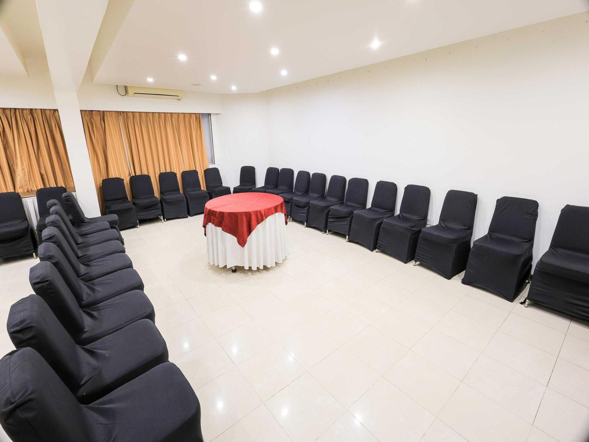 Palette Hotel Surya Vadodara Eksteriør billede