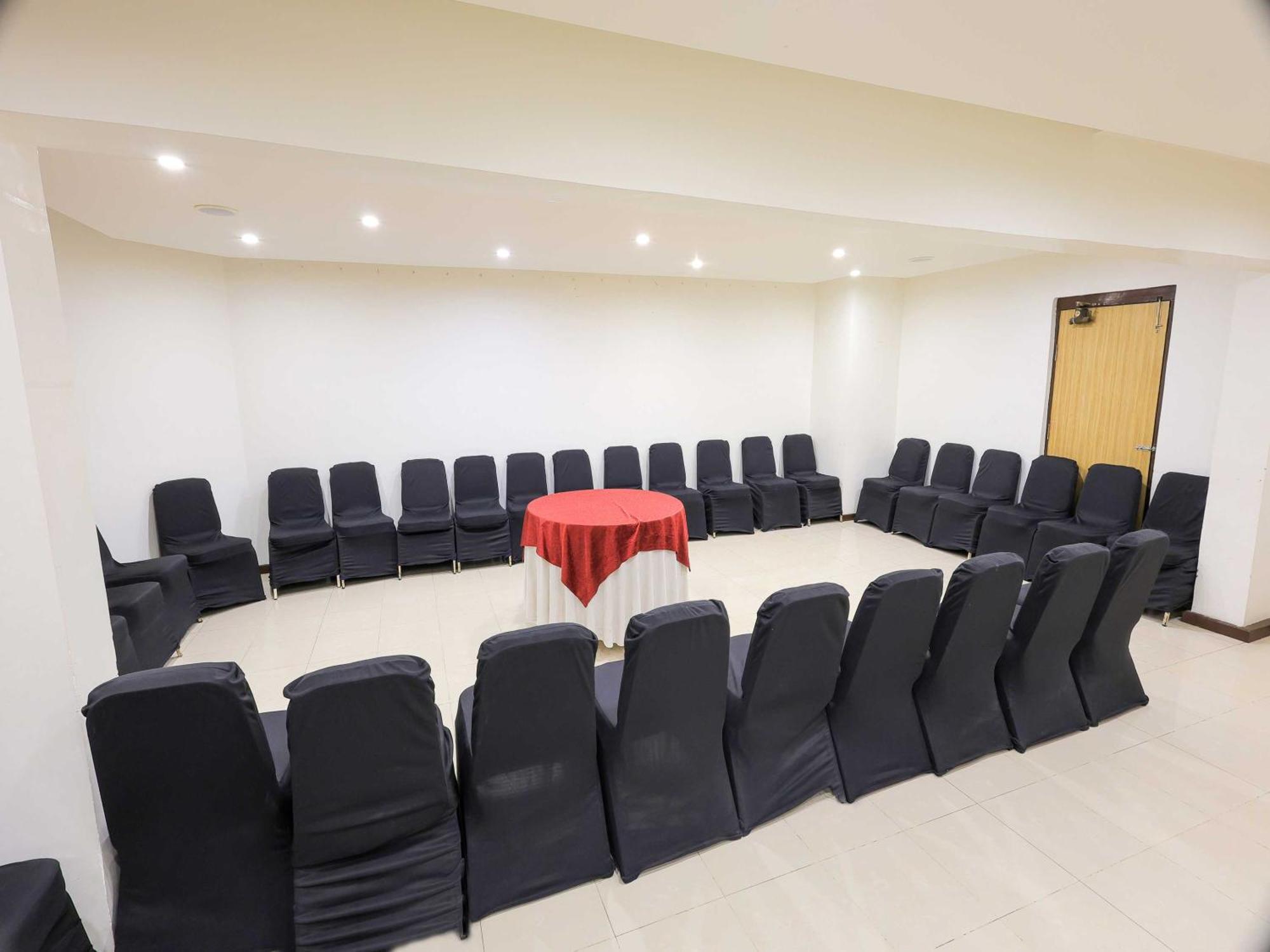 Palette Hotel Surya Vadodara Eksteriør billede