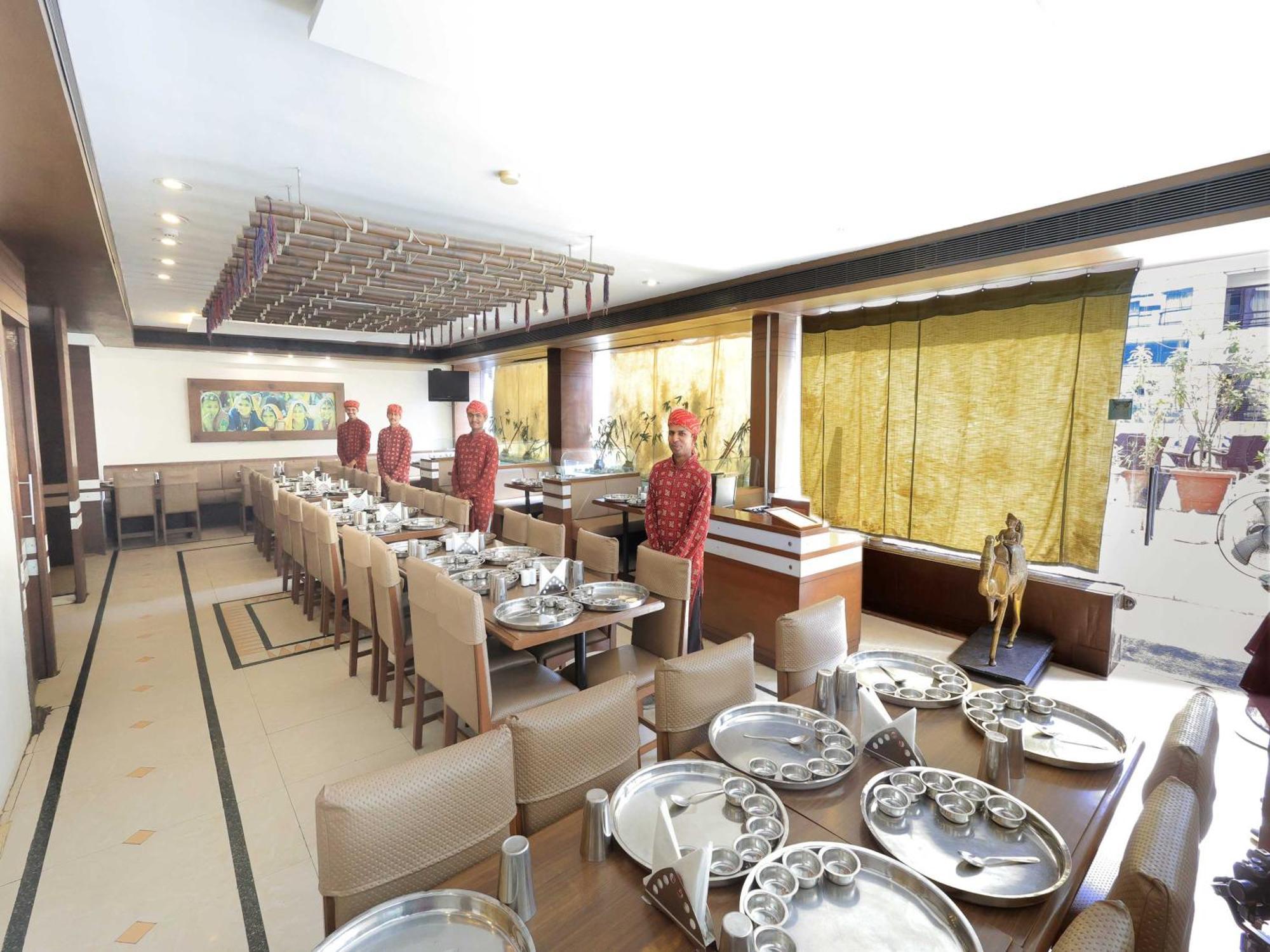 Palette Hotel Surya Vadodara Eksteriør billede