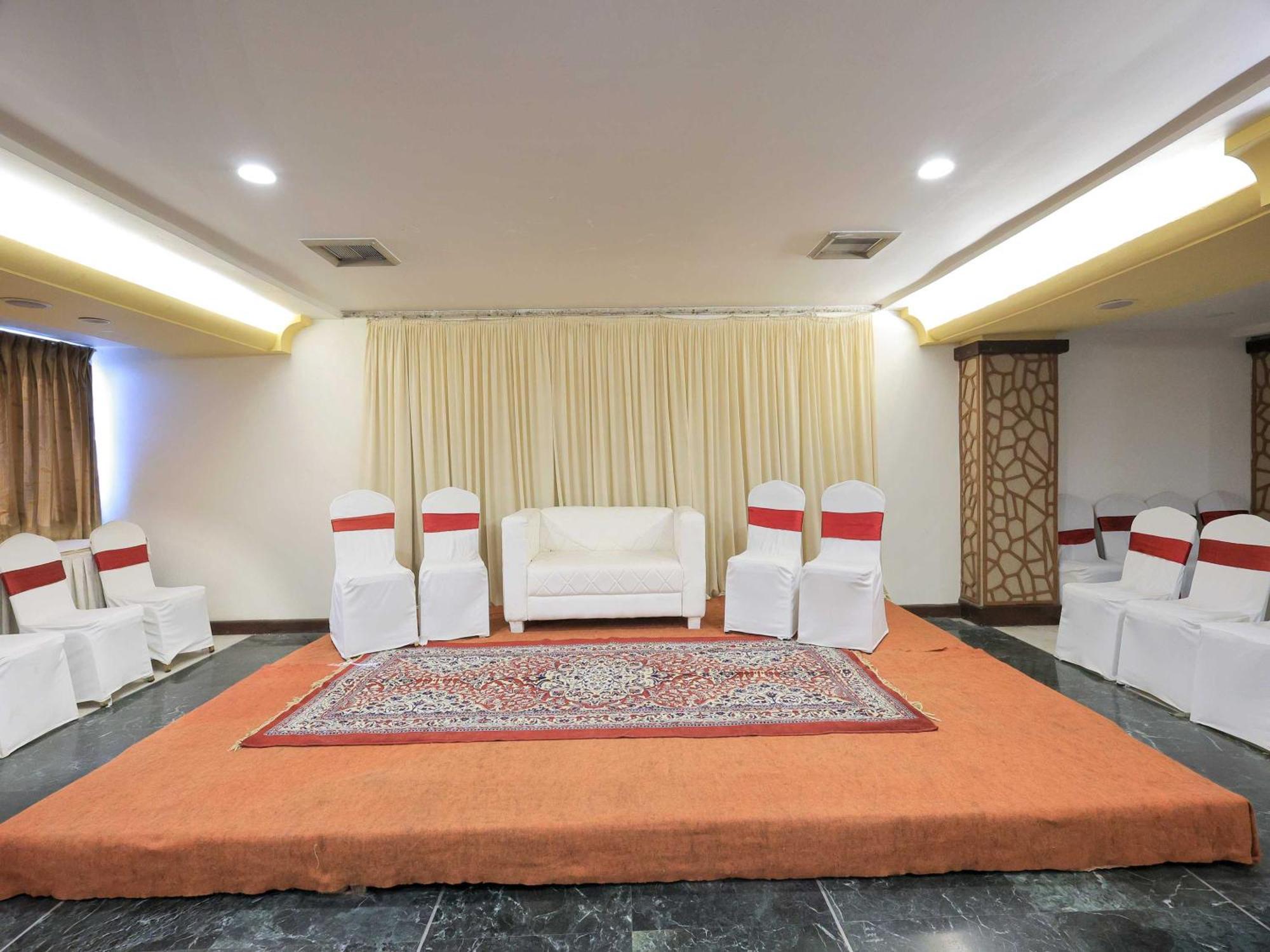 Palette Hotel Surya Vadodara Eksteriør billede