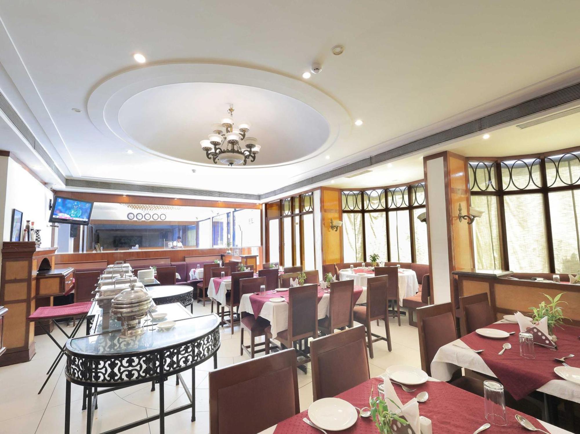 Palette Hotel Surya Vadodara Eksteriør billede