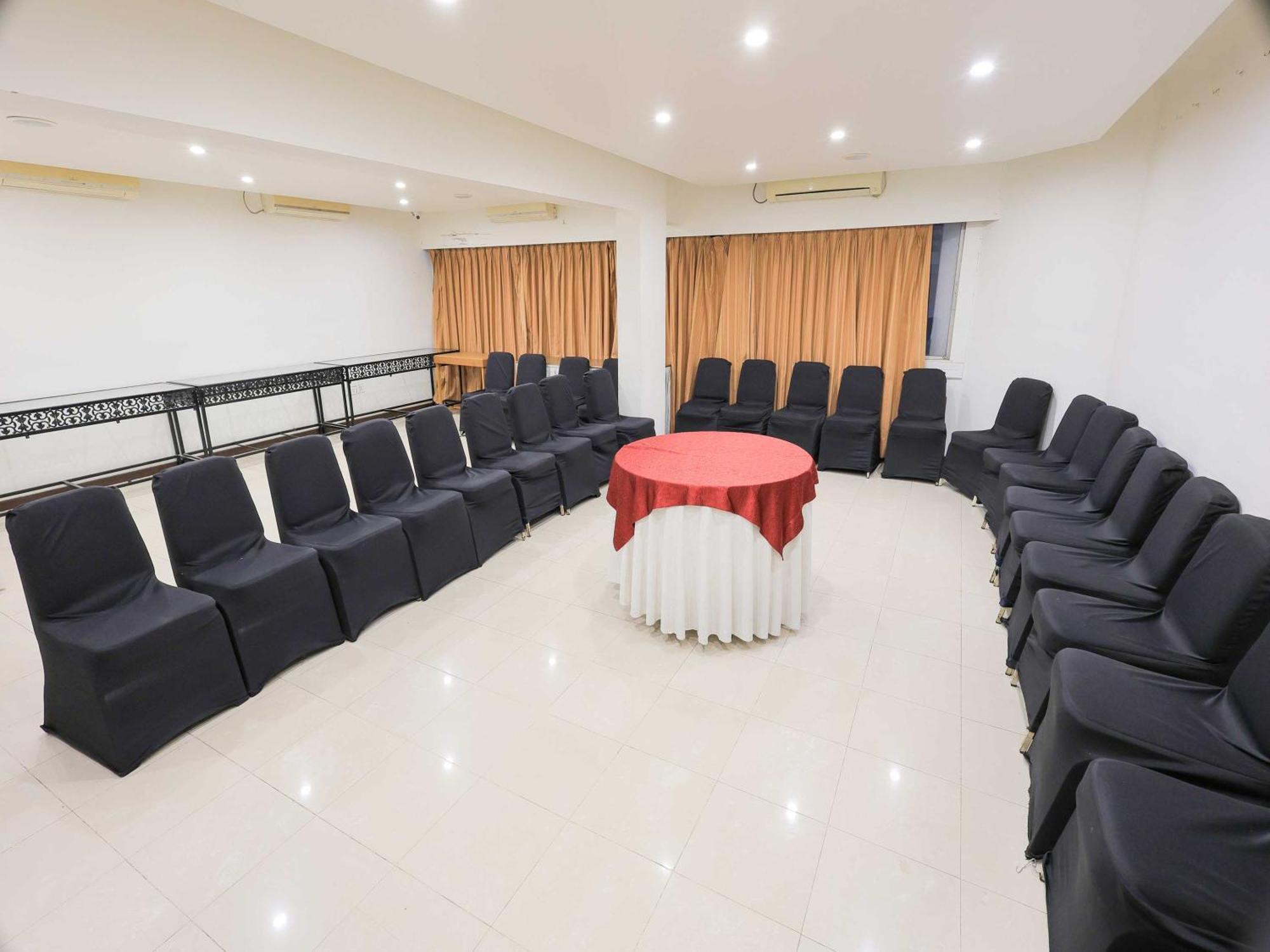 Palette Hotel Surya Vadodara Eksteriør billede