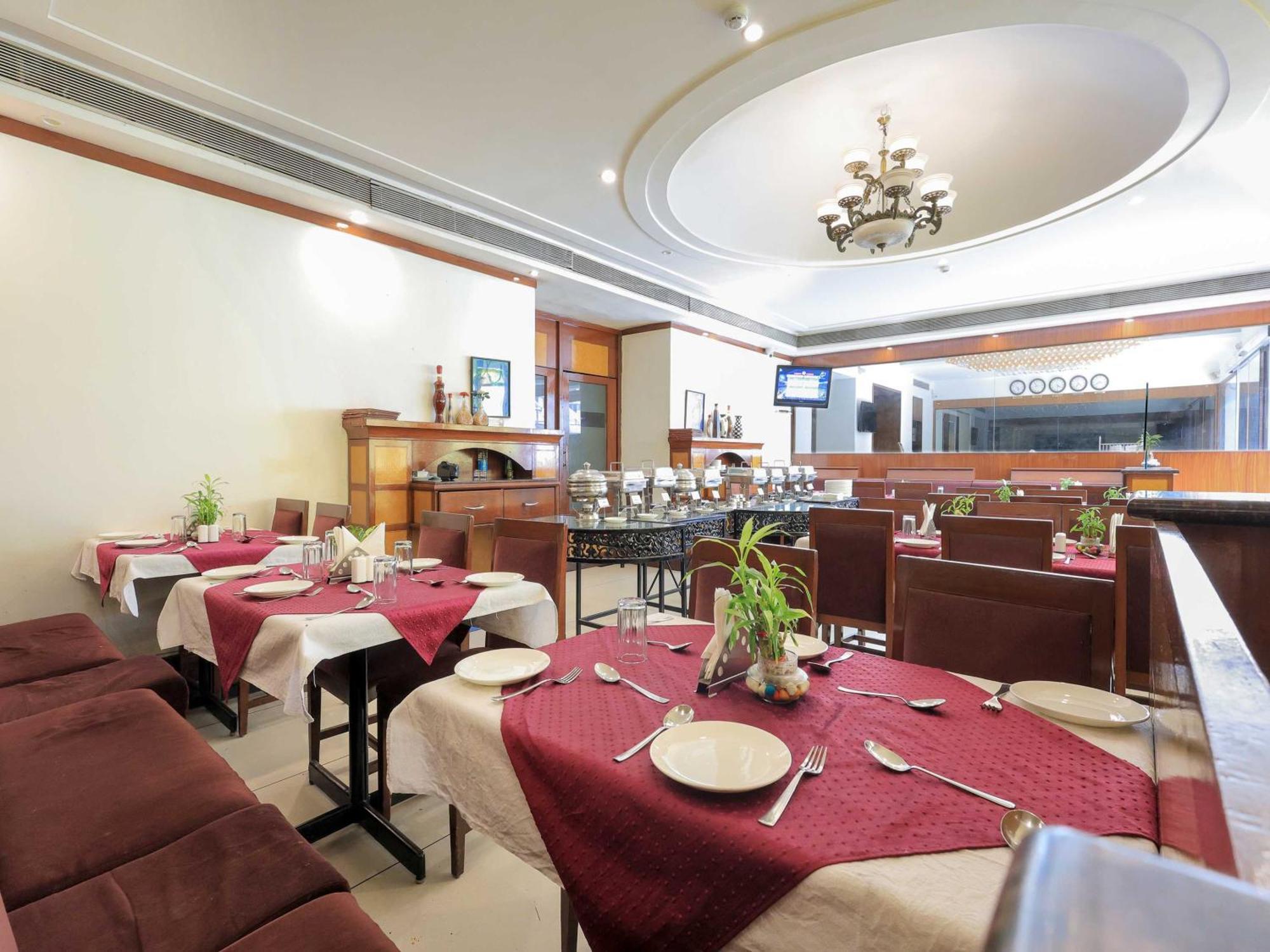 Palette Hotel Surya Vadodara Eksteriør billede