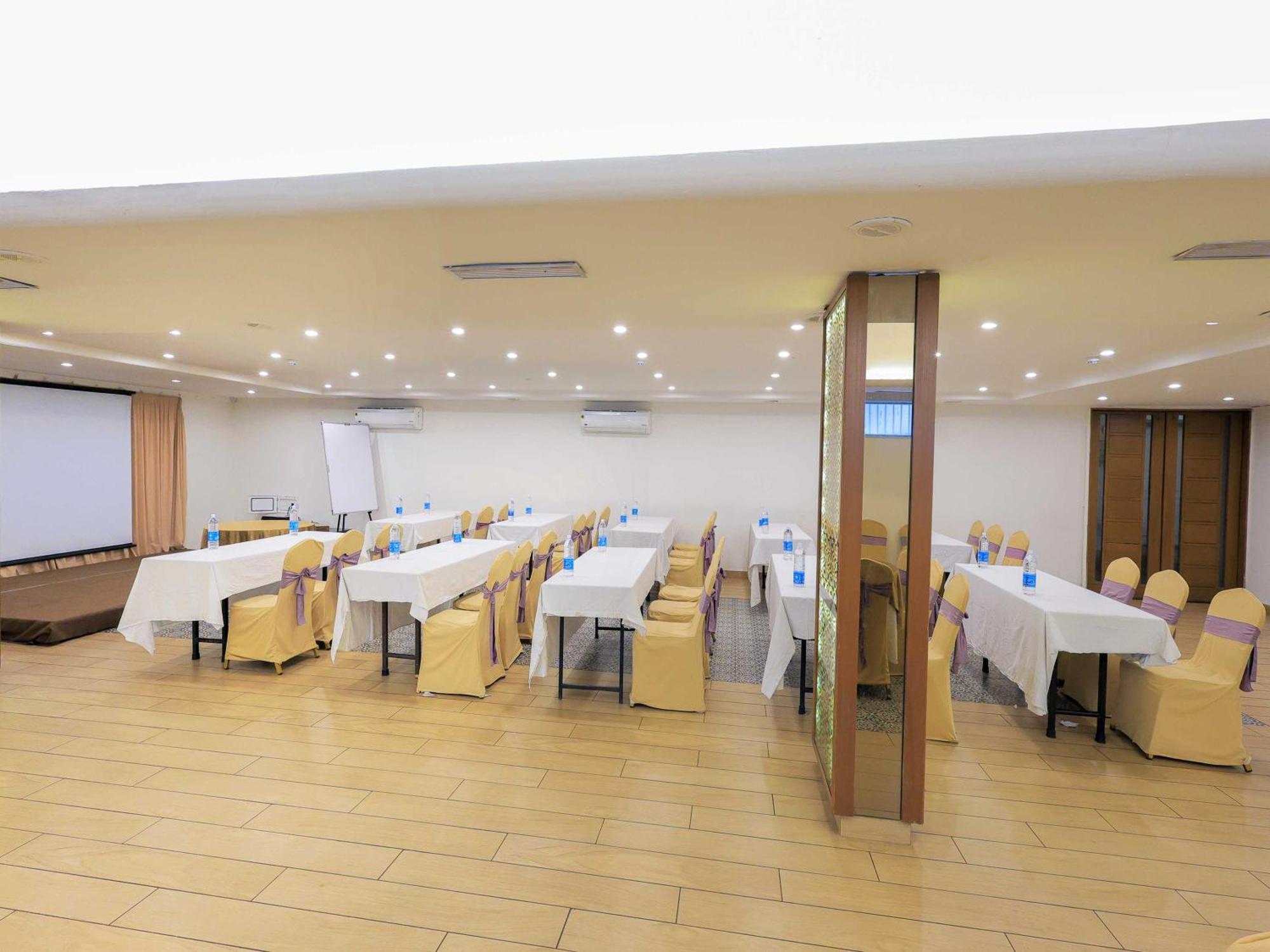 Palette Hotel Surya Vadodara Eksteriør billede