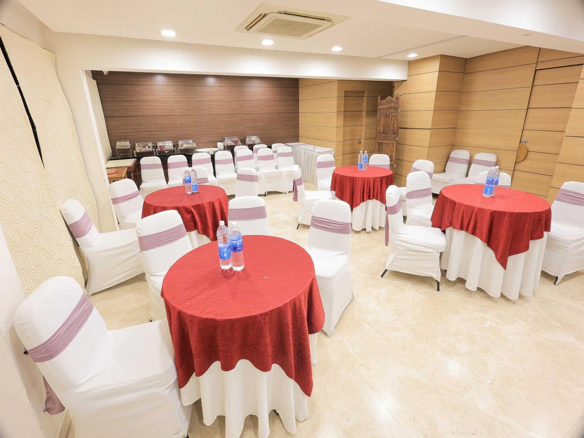 Palette Hotel Surya Vadodara Eksteriør billede