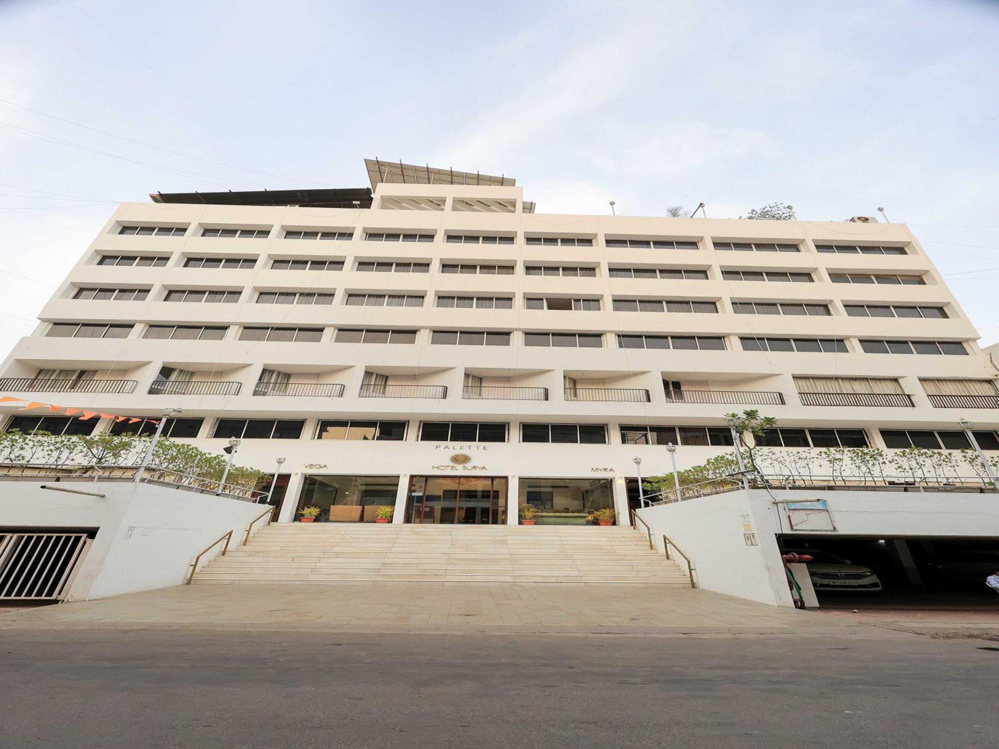 Palette Hotel Surya Vadodara Eksteriør billede