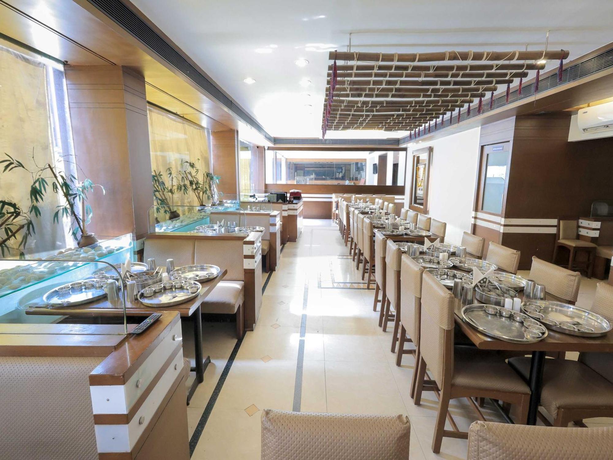 Palette Hotel Surya Vadodara Eksteriør billede