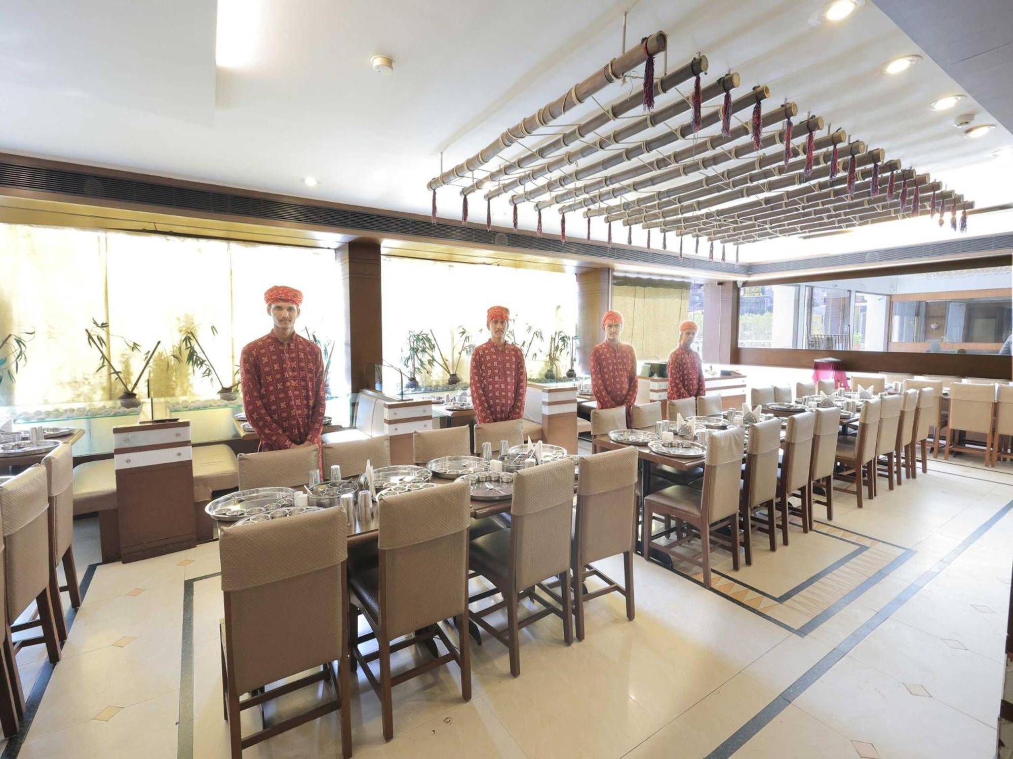 Palette Hotel Surya Vadodara Eksteriør billede