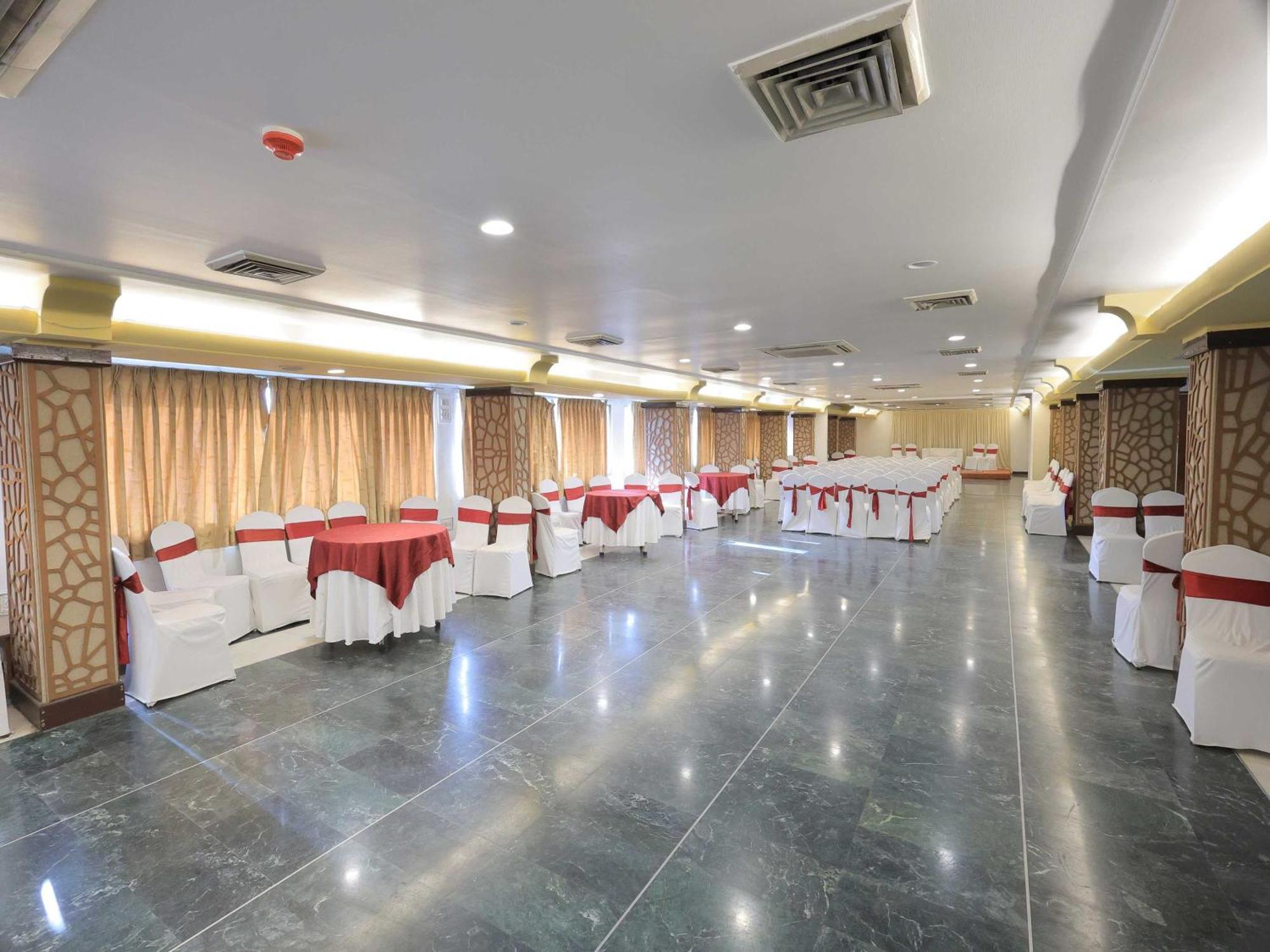 Palette Hotel Surya Vadodara Eksteriør billede