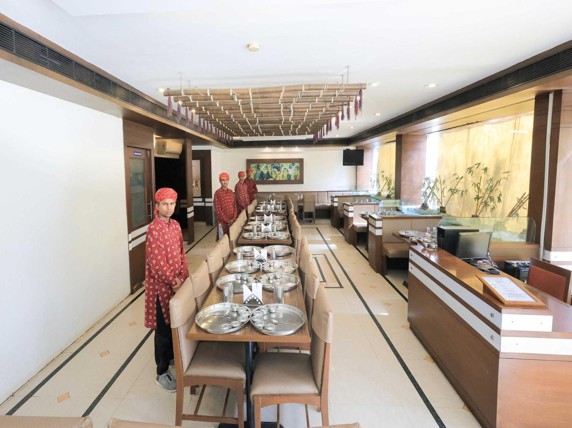 Palette Hotel Surya Vadodara Eksteriør billede