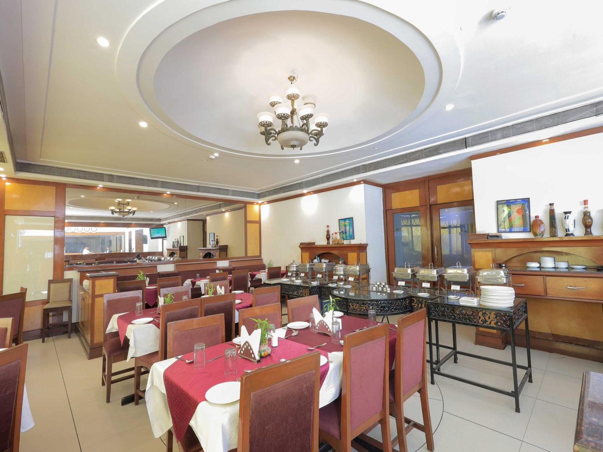 Palette Hotel Surya Vadodara Eksteriør billede