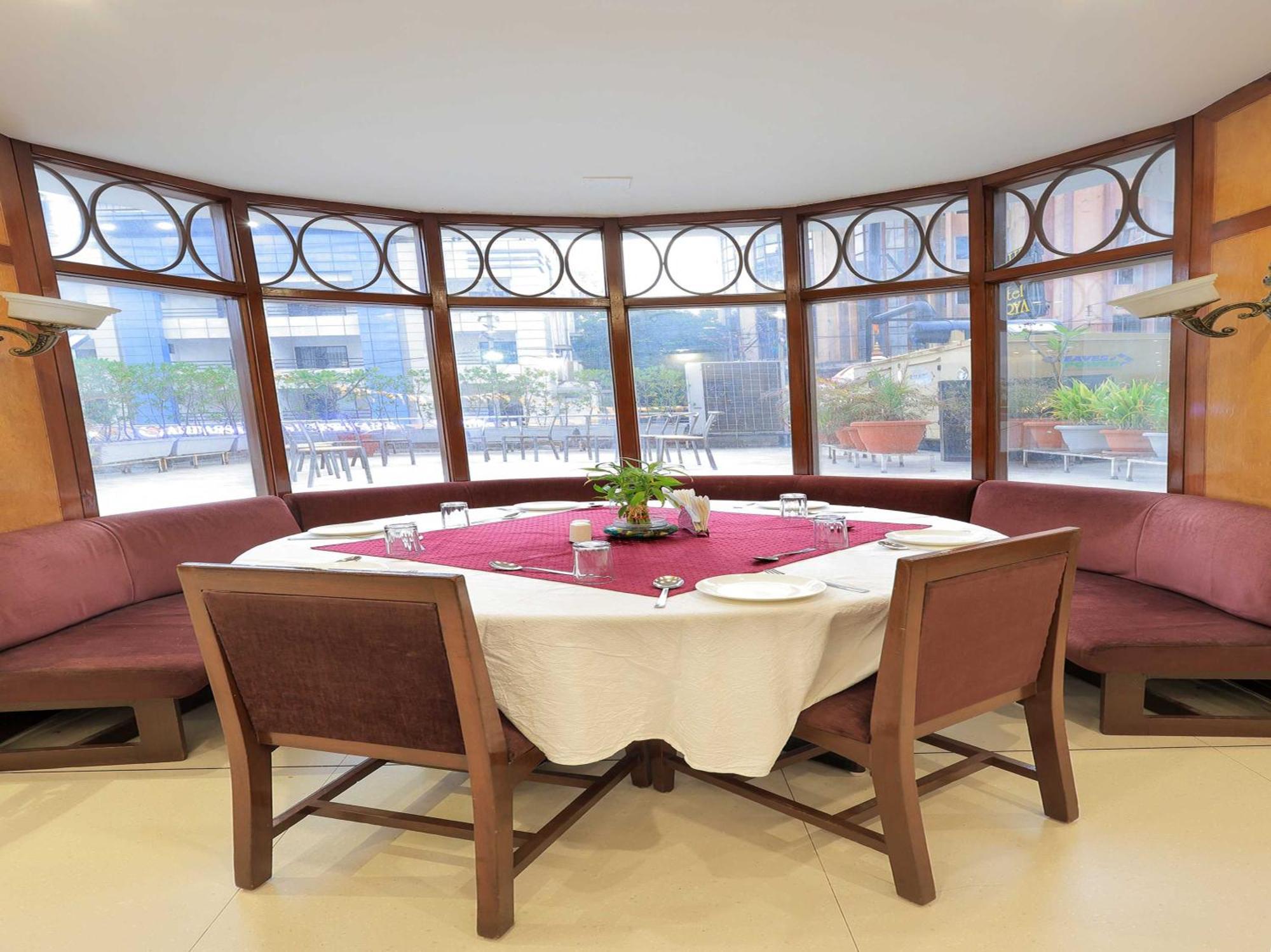 Palette Hotel Surya Vadodara Eksteriør billede