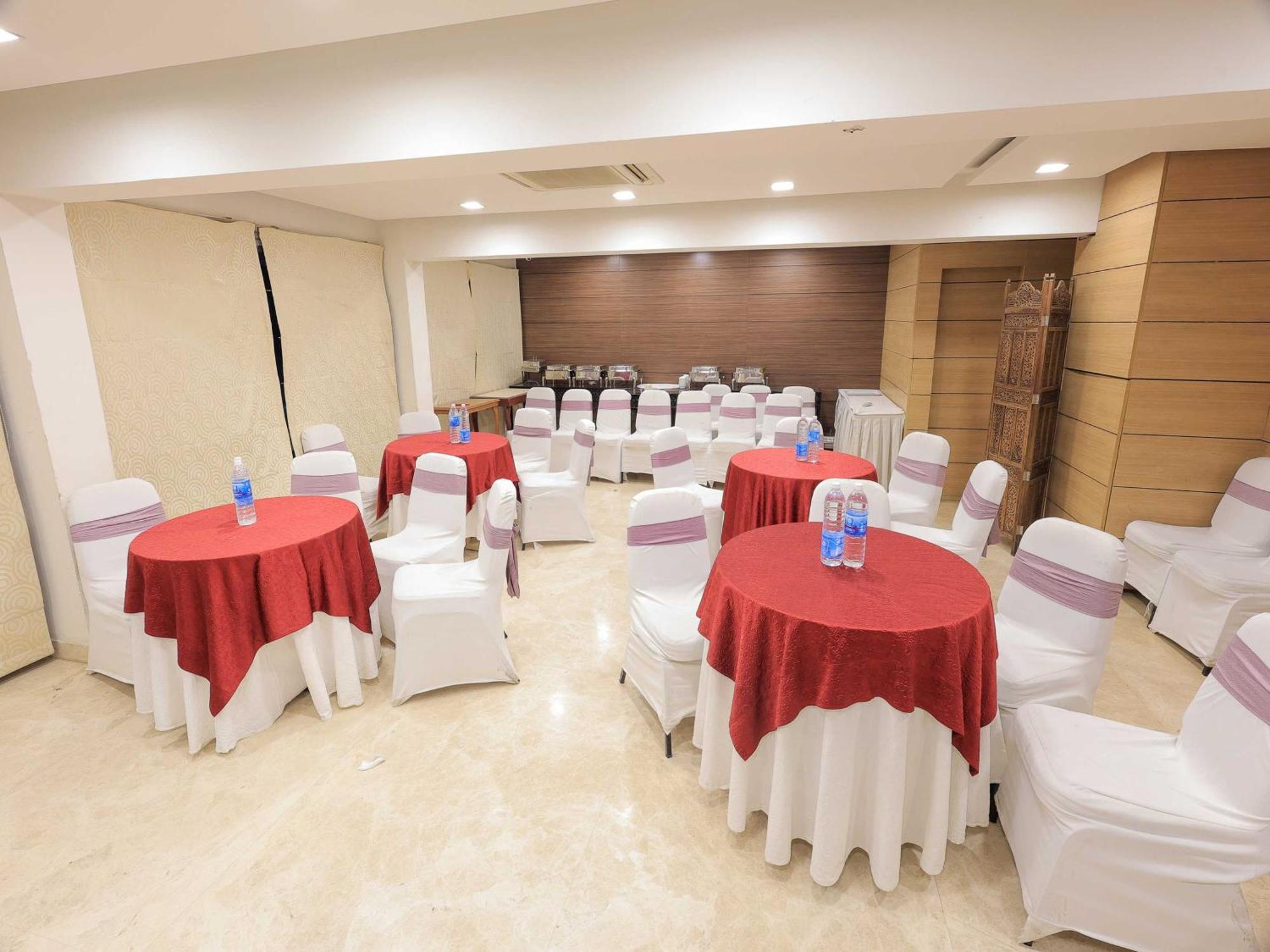 Palette Hotel Surya Vadodara Eksteriør billede