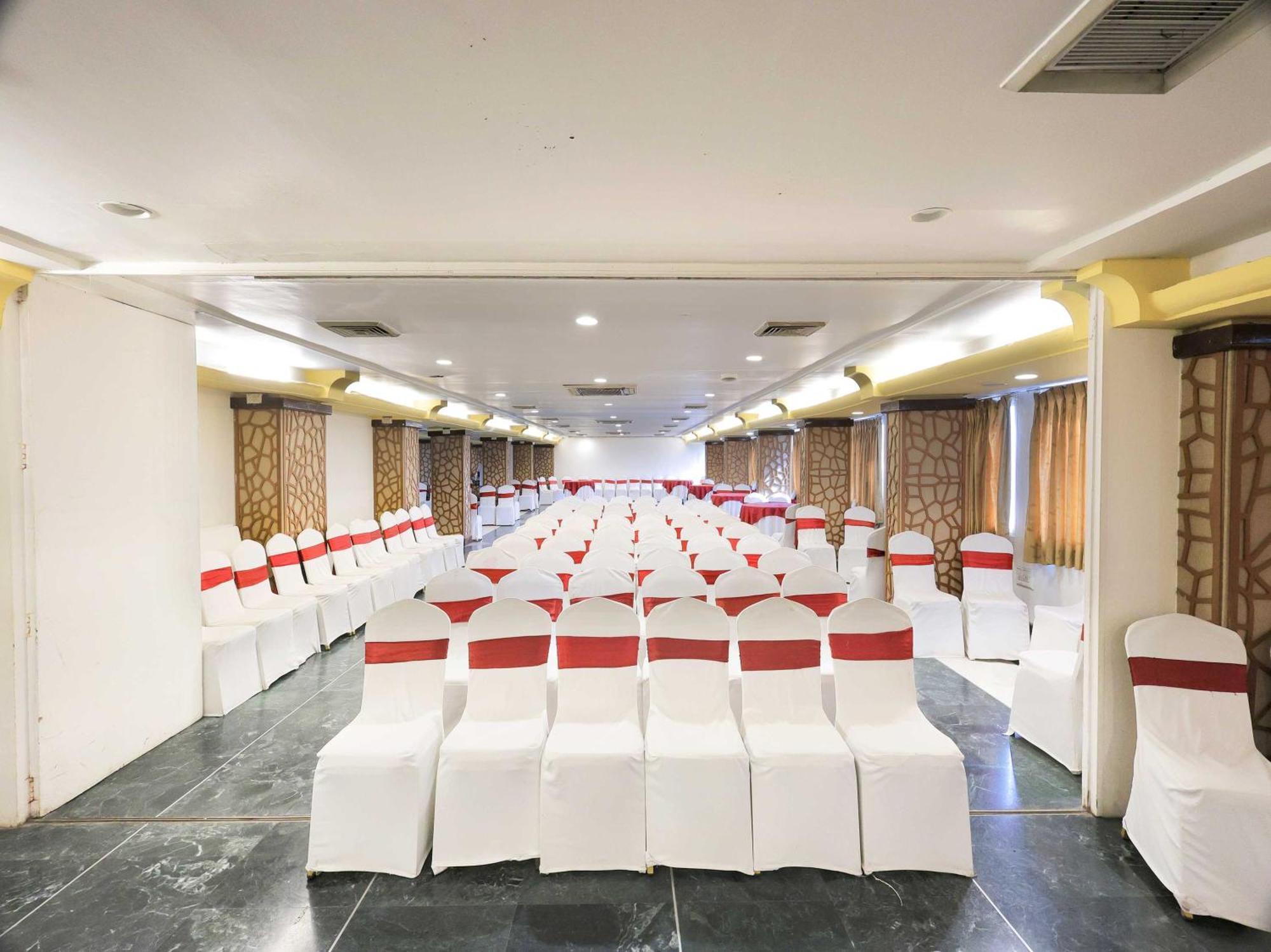 Palette Hotel Surya Vadodara Eksteriør billede