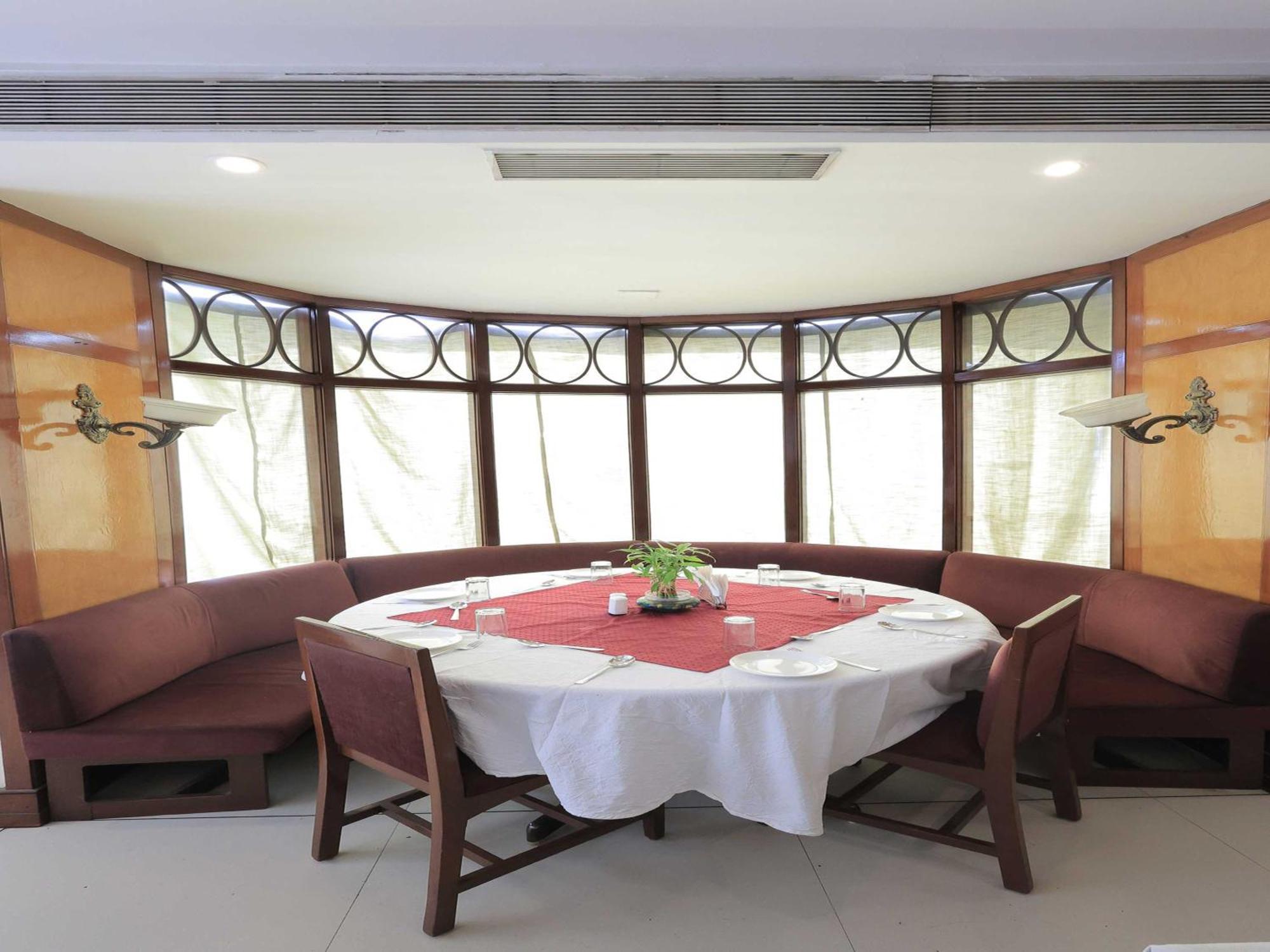 Palette Hotel Surya Vadodara Eksteriør billede