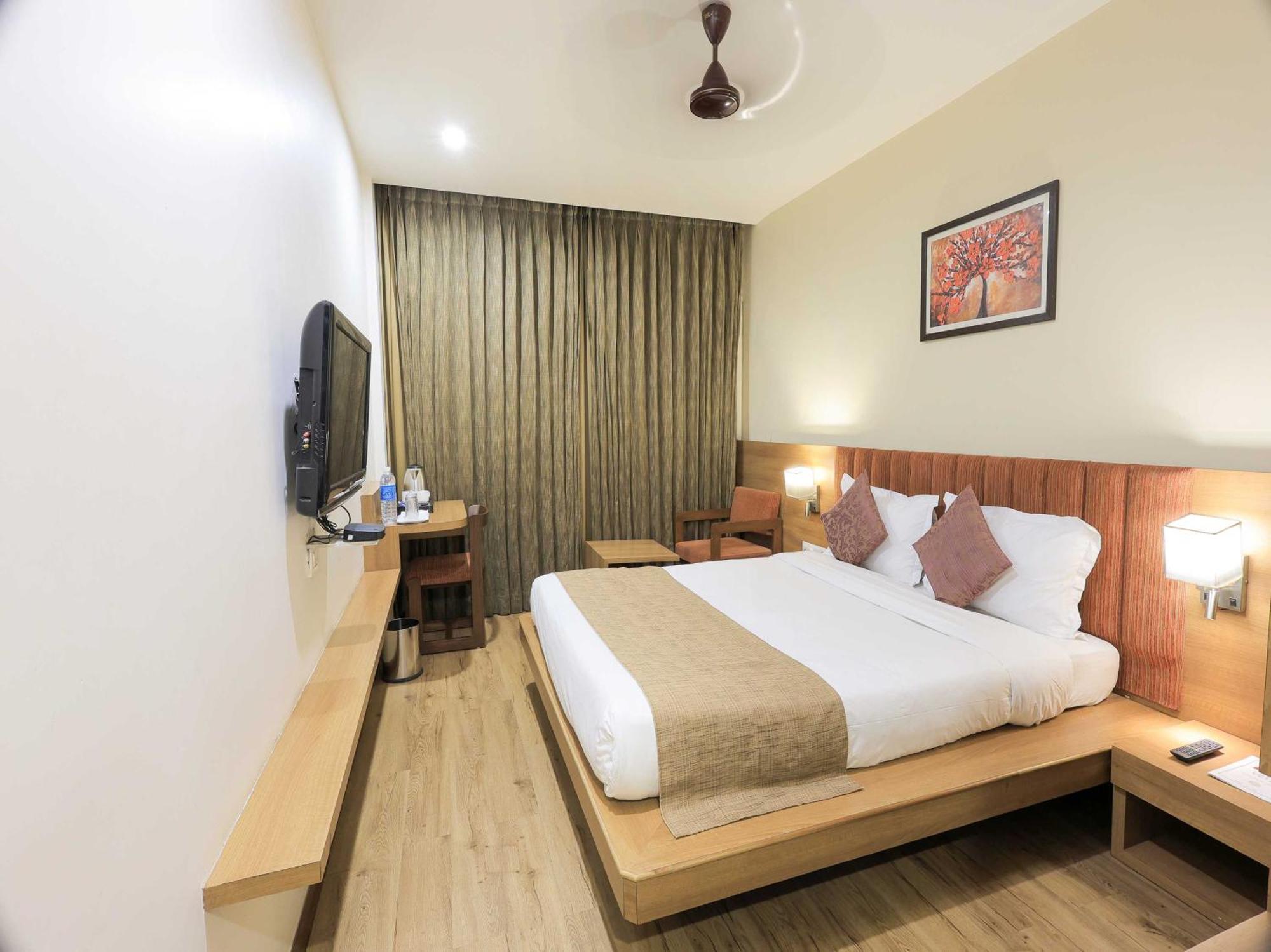 Palette Hotel Surya Vadodara Eksteriør billede