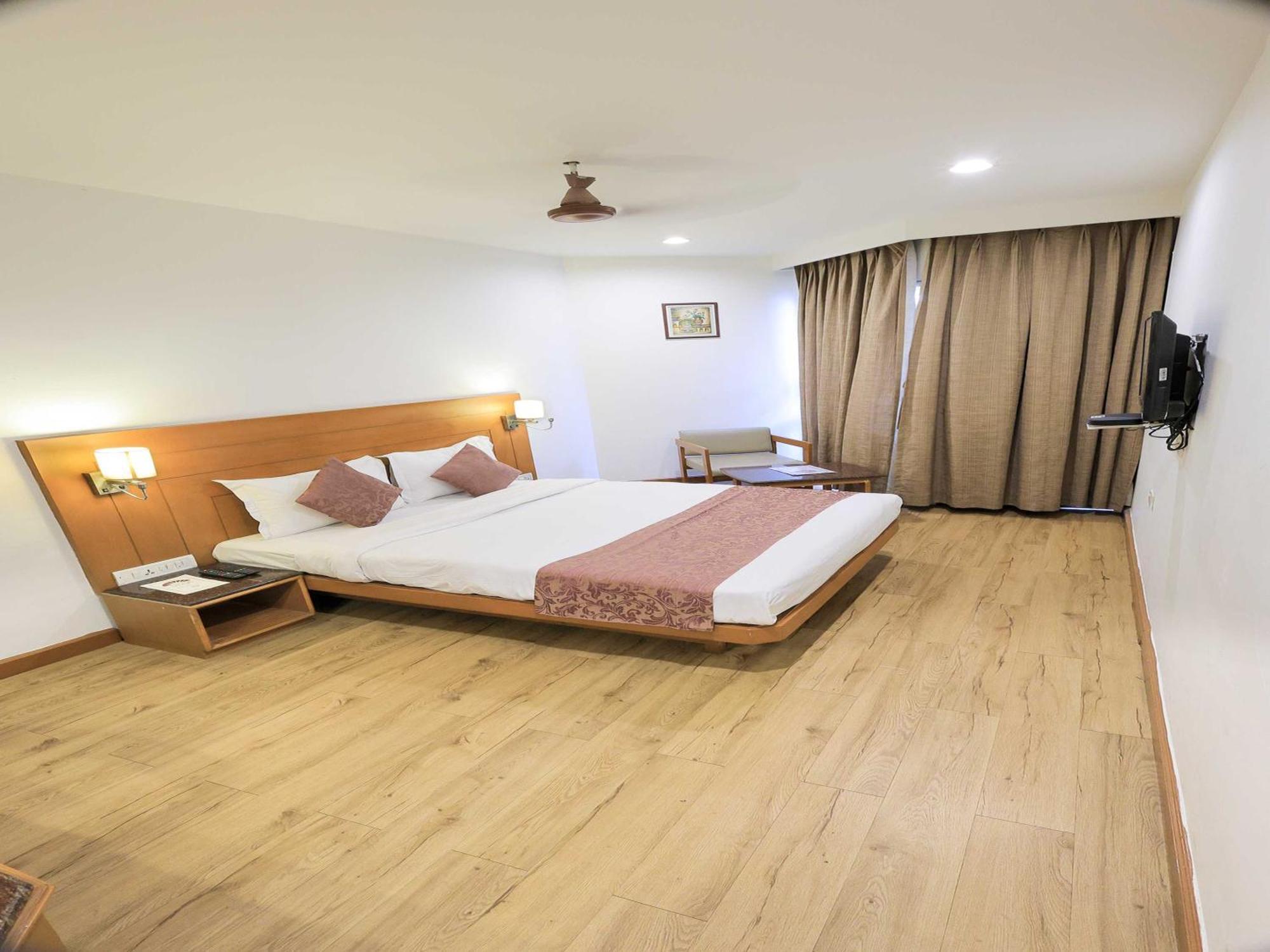 Palette Hotel Surya Vadodara Eksteriør billede