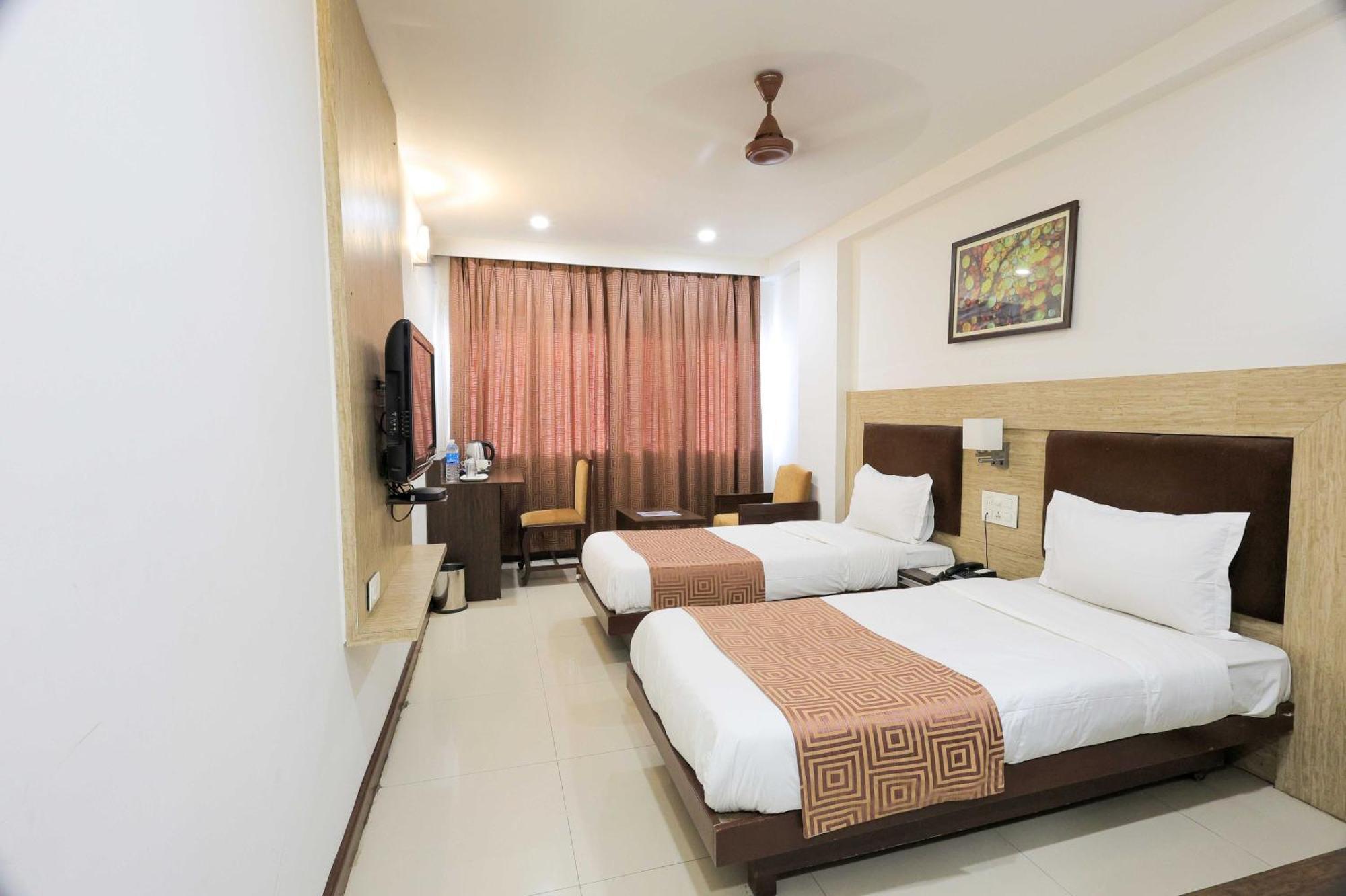 Palette Hotel Surya Vadodara Eksteriør billede