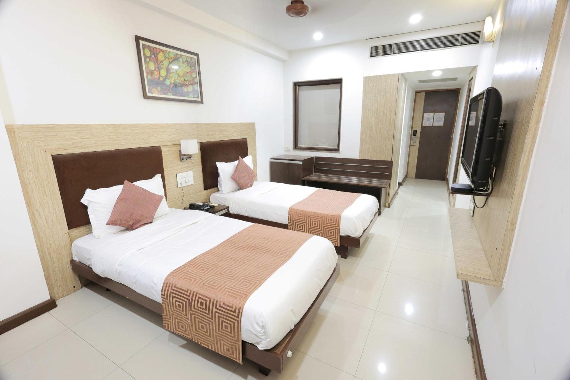 Palette Hotel Surya Vadodara Eksteriør billede