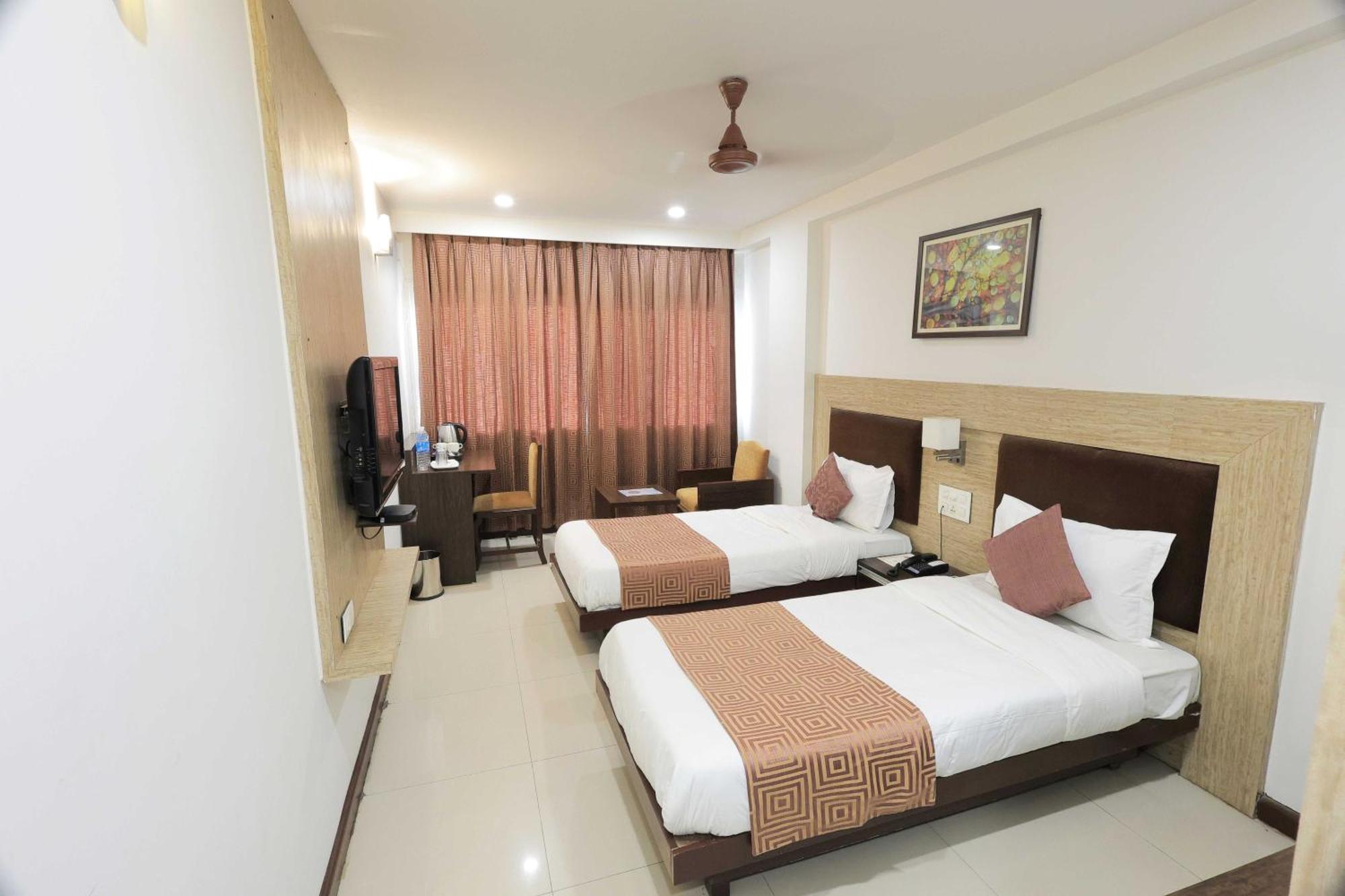Palette Hotel Surya Vadodara Eksteriør billede