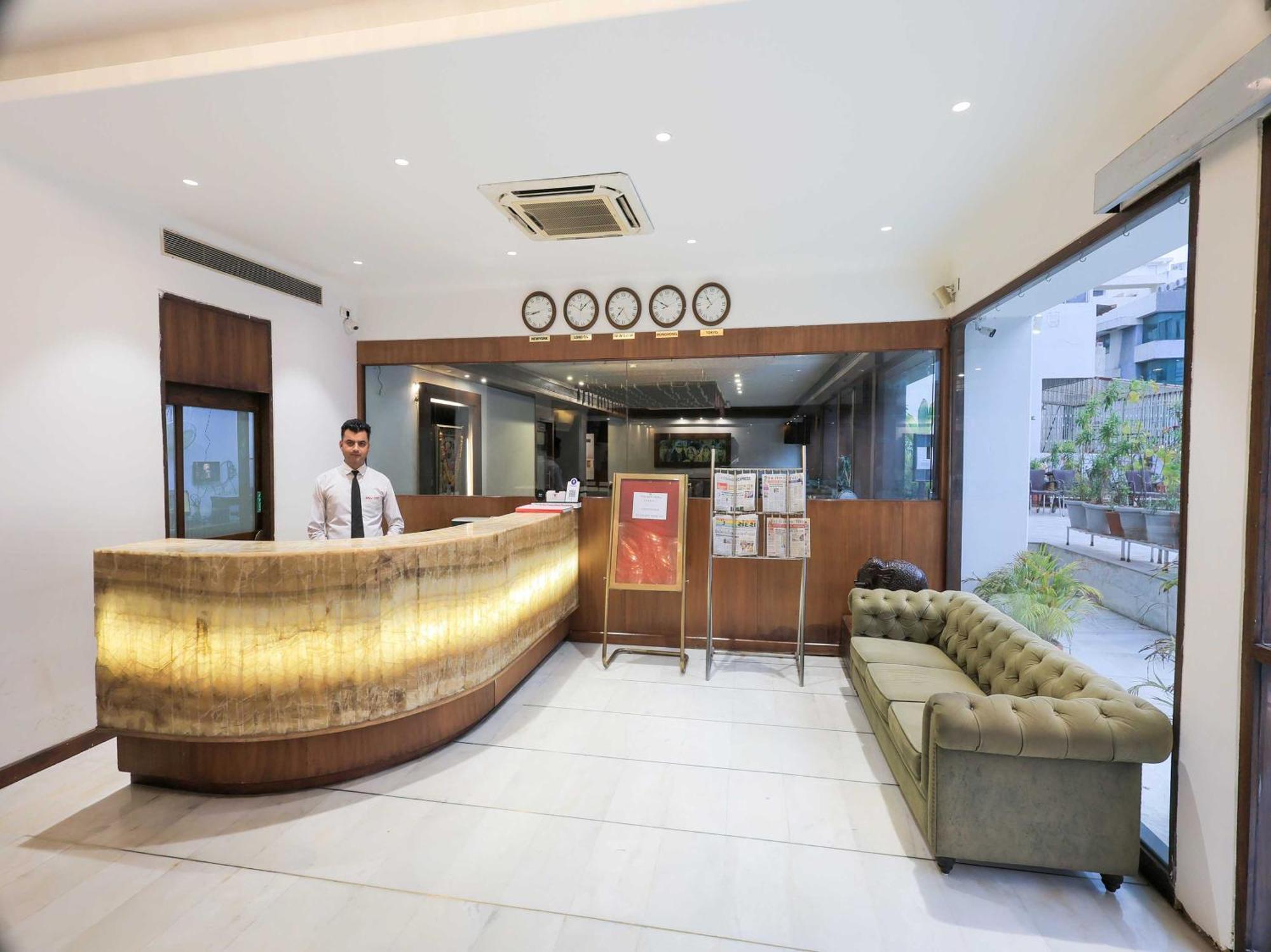 Palette Hotel Surya Vadodara Eksteriør billede