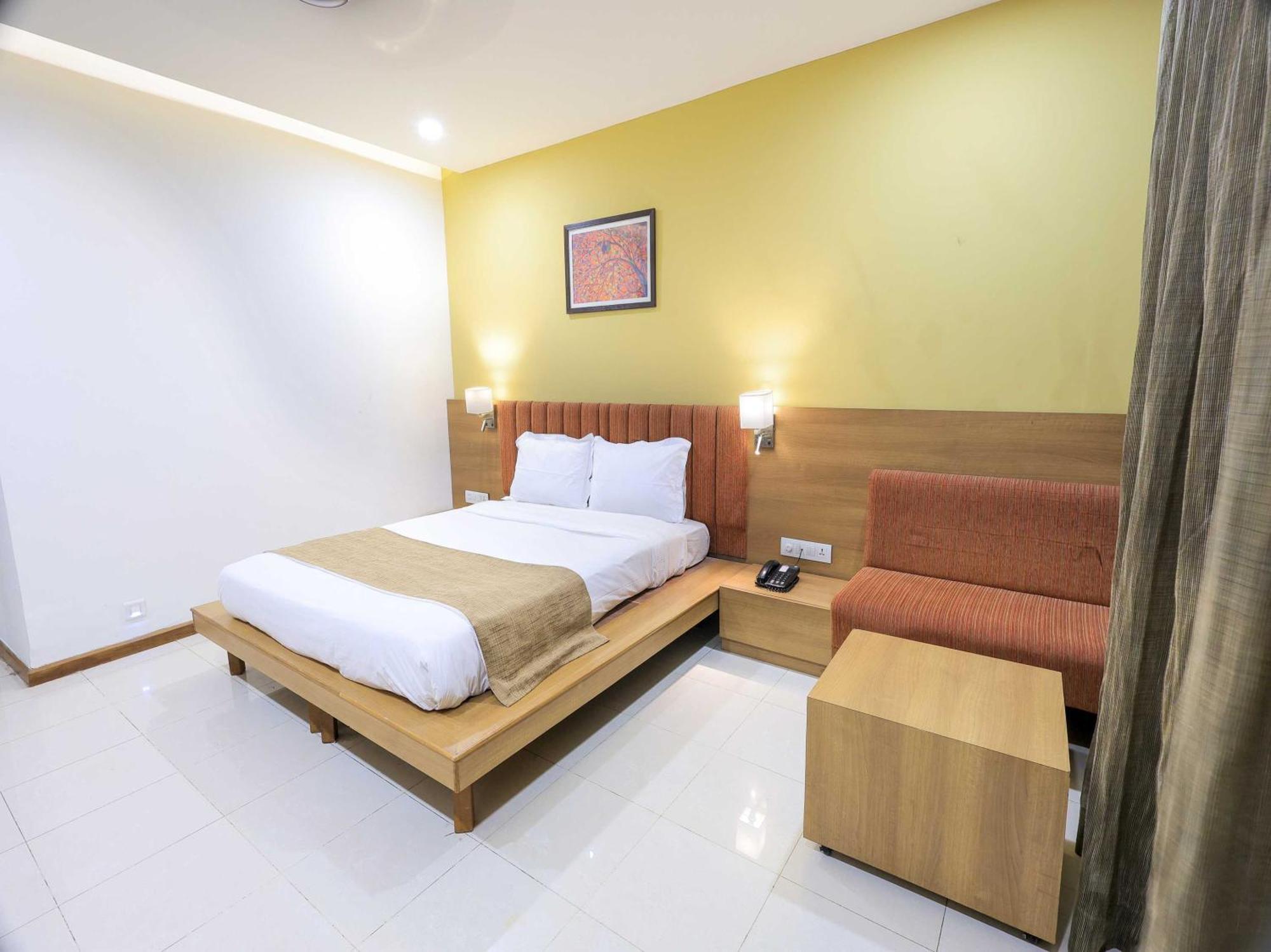 Palette Hotel Surya Vadodara Eksteriør billede