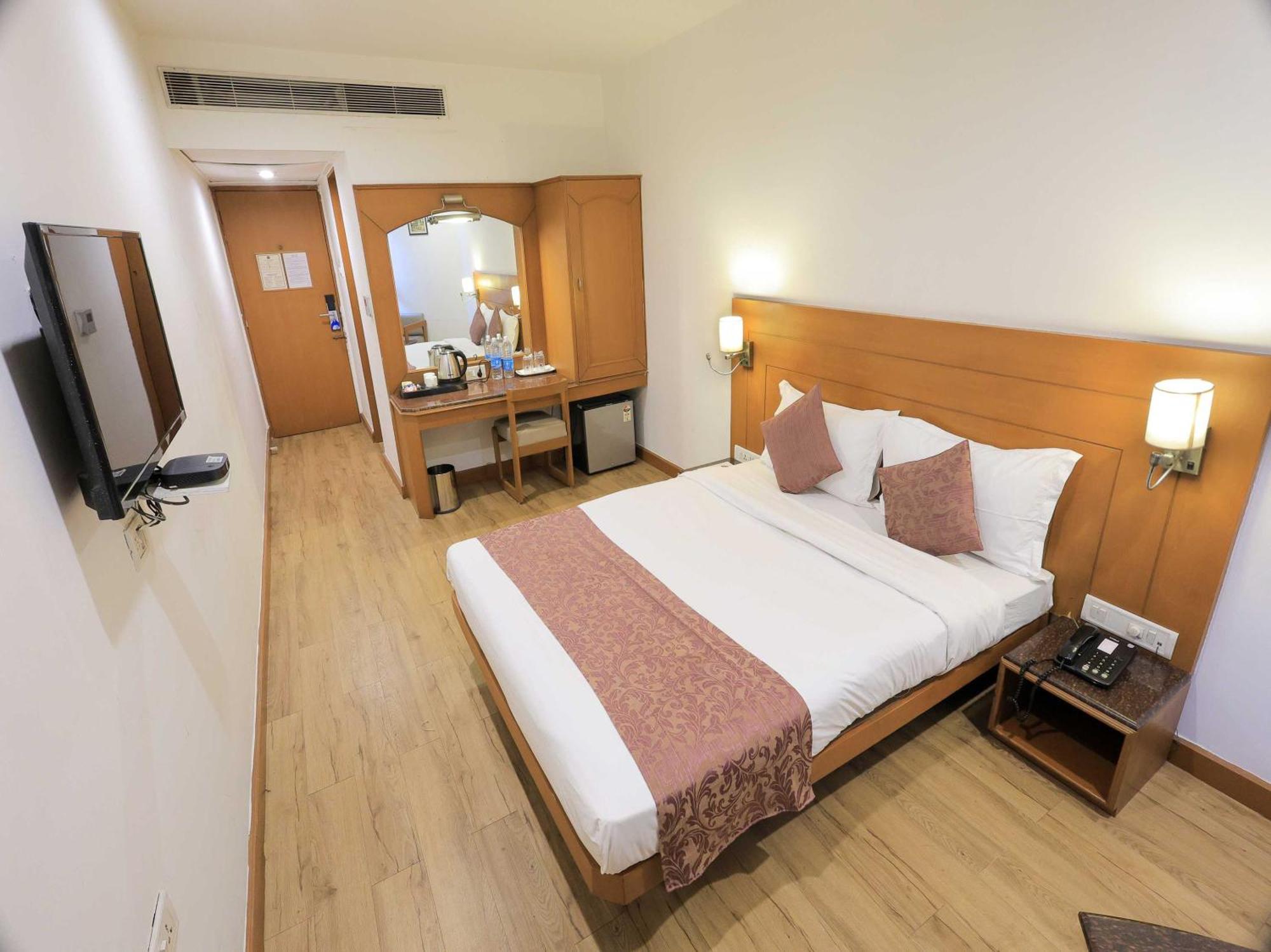 Palette Hotel Surya Vadodara Eksteriør billede