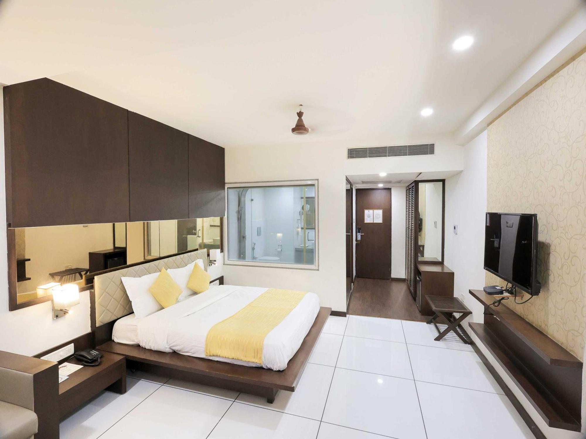 Palette Hotel Surya Vadodara Eksteriør billede