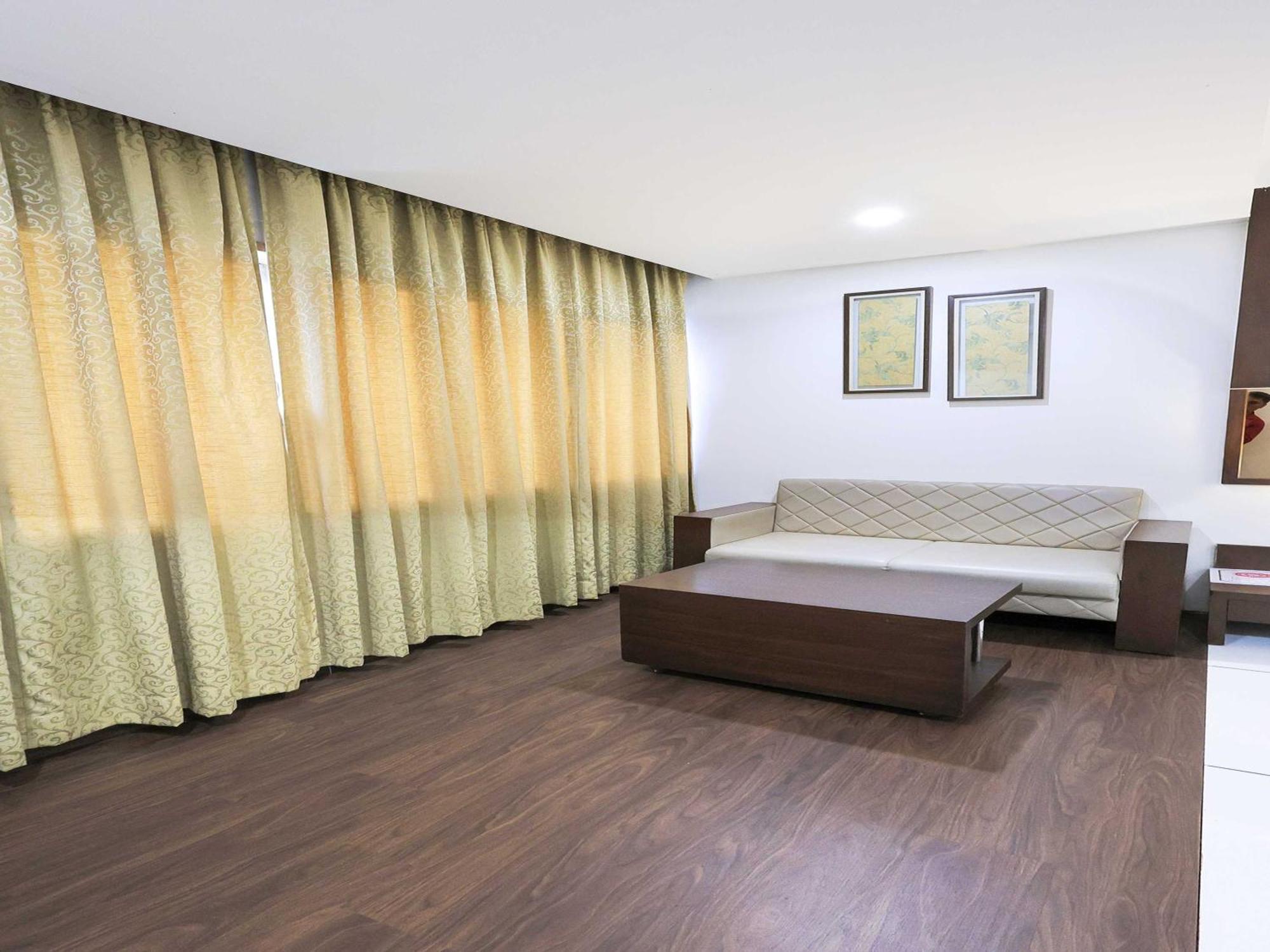 Palette Hotel Surya Vadodara Eksteriør billede