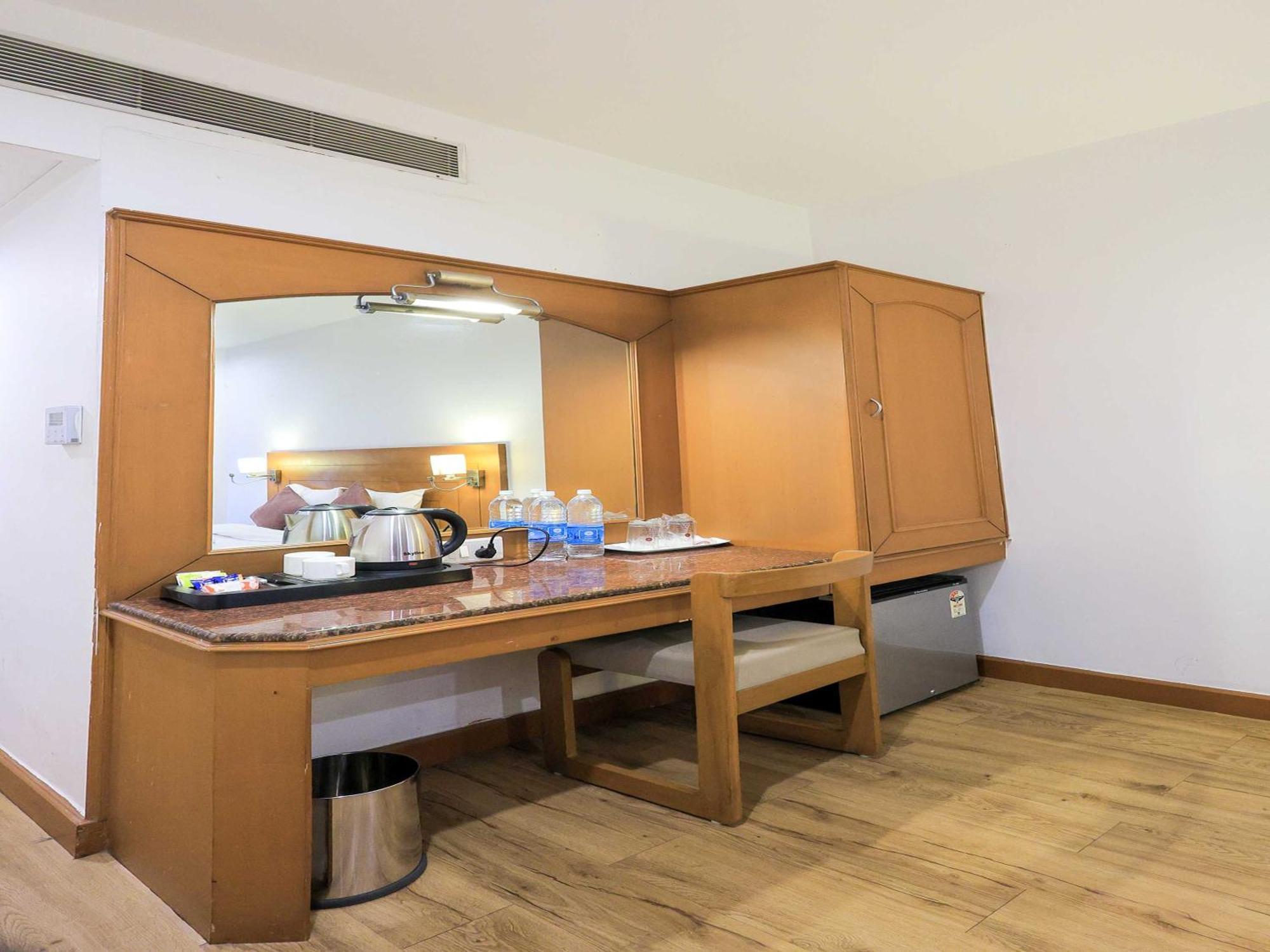 Palette Hotel Surya Vadodara Eksteriør billede