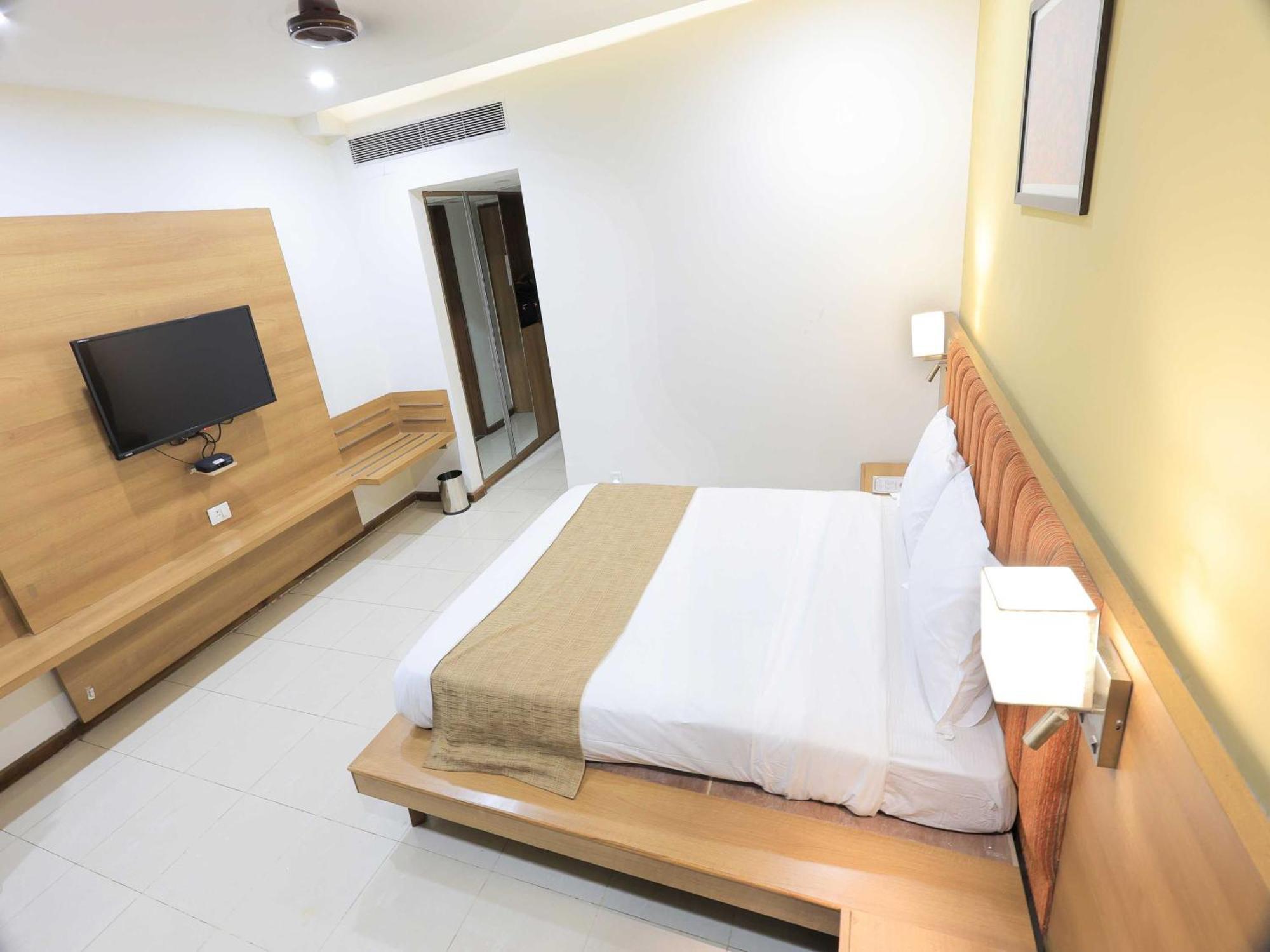 Palette Hotel Surya Vadodara Eksteriør billede